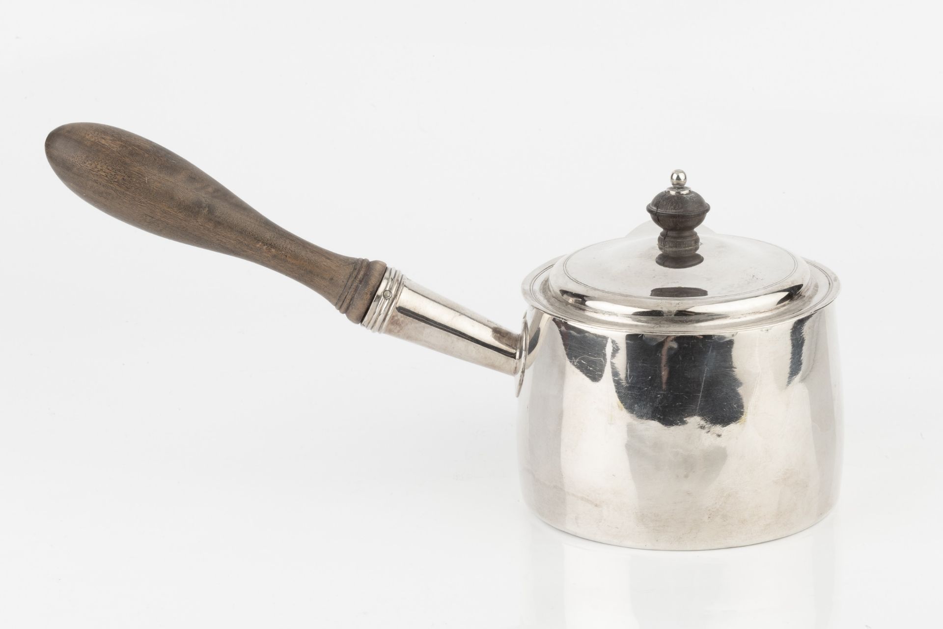 A George III silver brandy warming pan and cover, with turned wooden side handle, the cover with - Bild 2 aus 2
