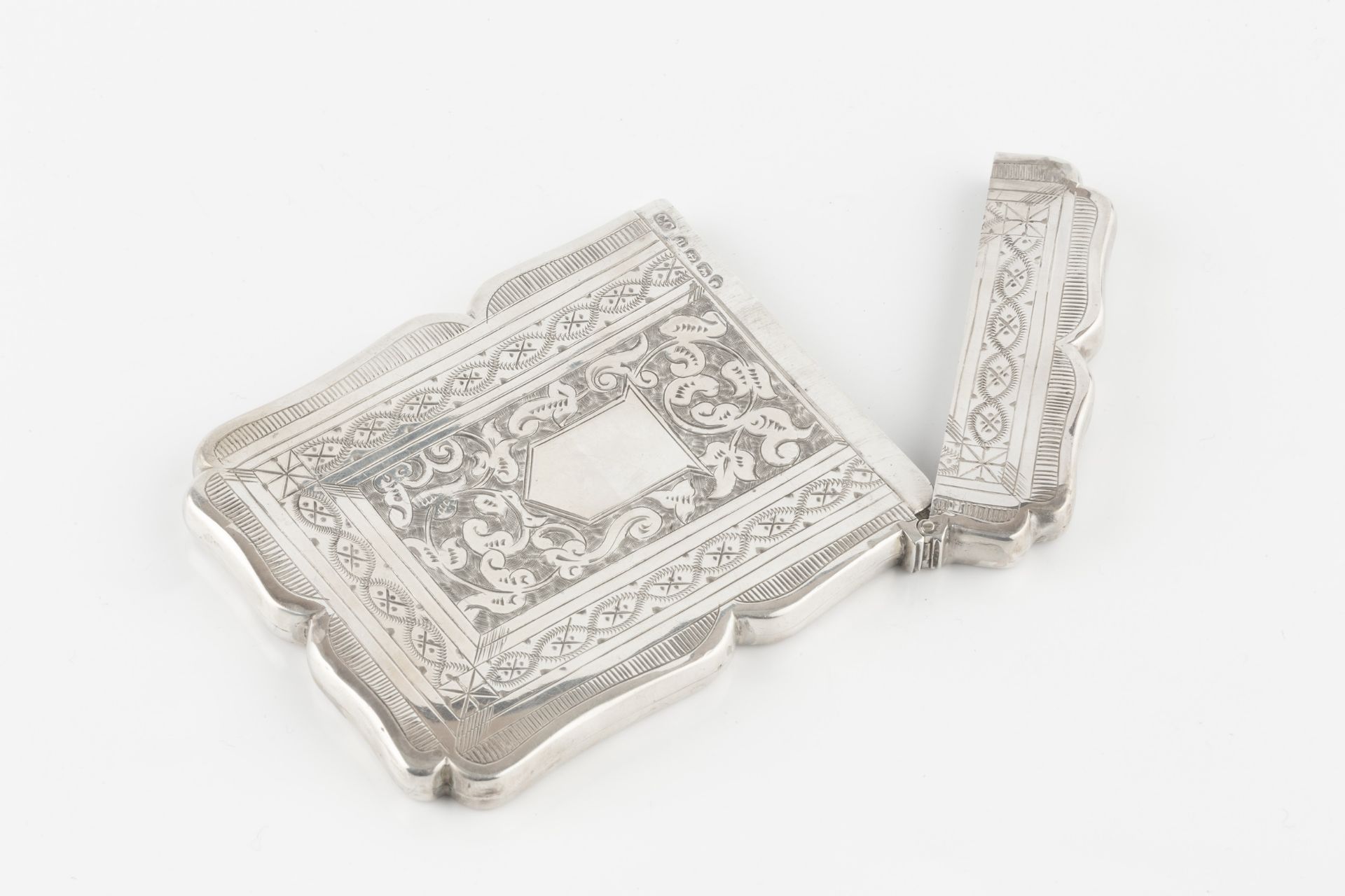 A late Victorian silver card case, of shaped rectangular outline, engraved with stylised scrolling - Bild 3 aus 3