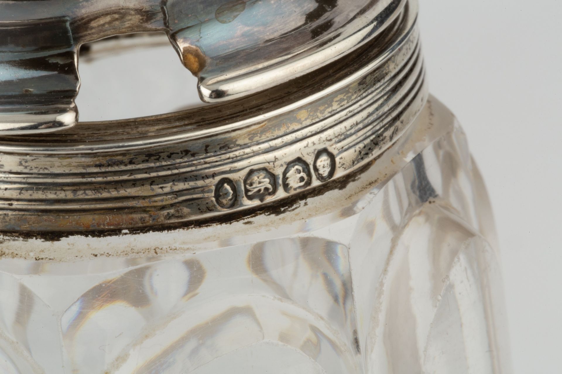 An early Victorian silver condiment stand, of oval form, embossed and chased with flowering - Bild 2 aus 3