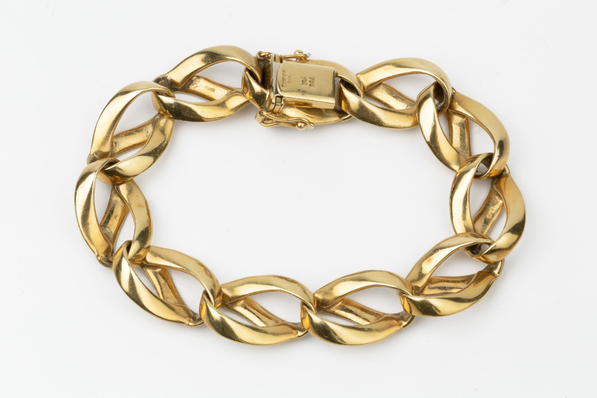 An 18ct yellow gold bracelet, composed of oval twist curb links, the clasps stamped 750, 20cm - Bild 2 aus 2