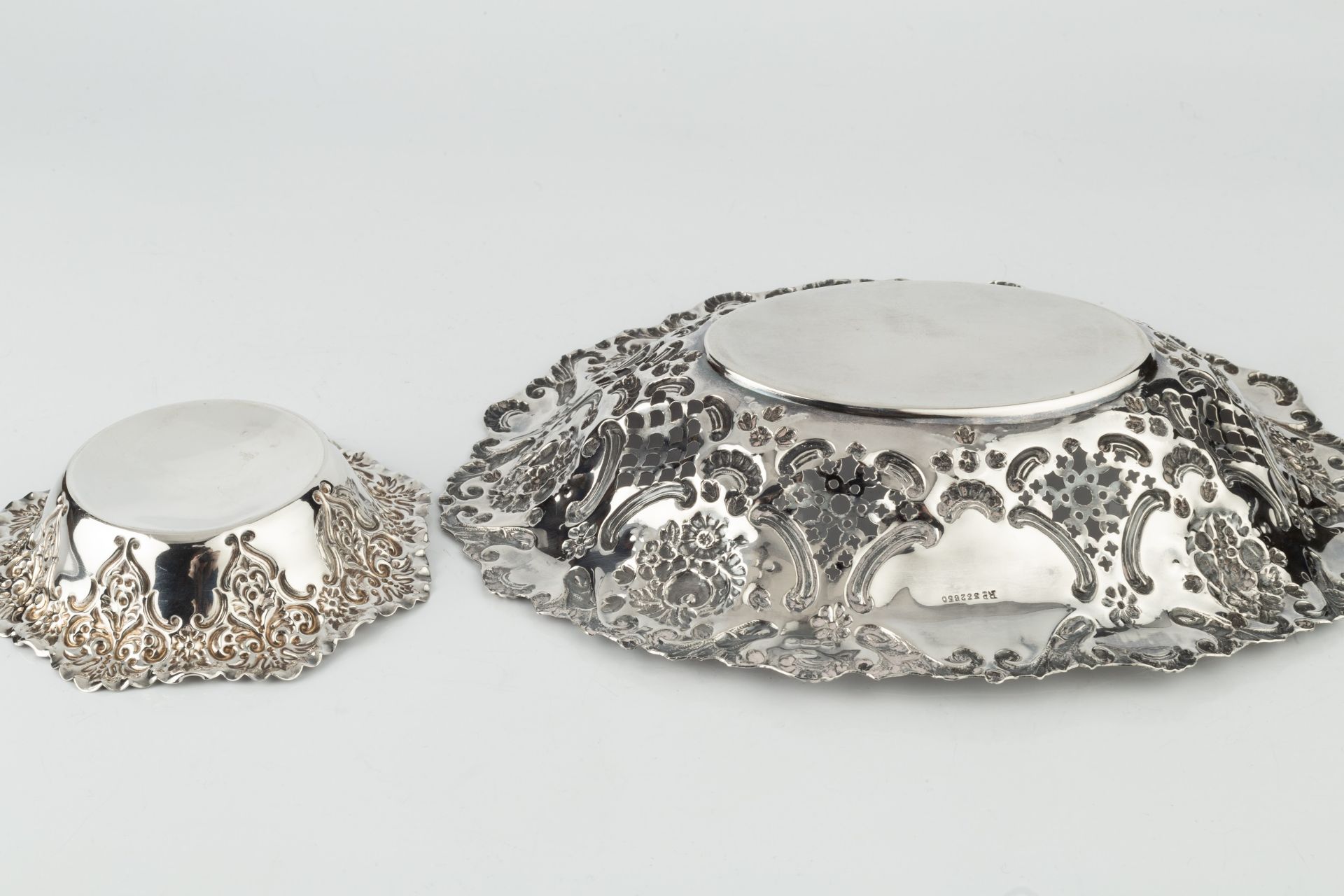 A late Victorian silver oval dish, pierced and repoussé decorated with fruit, flowers and c - Bild 2 aus 2