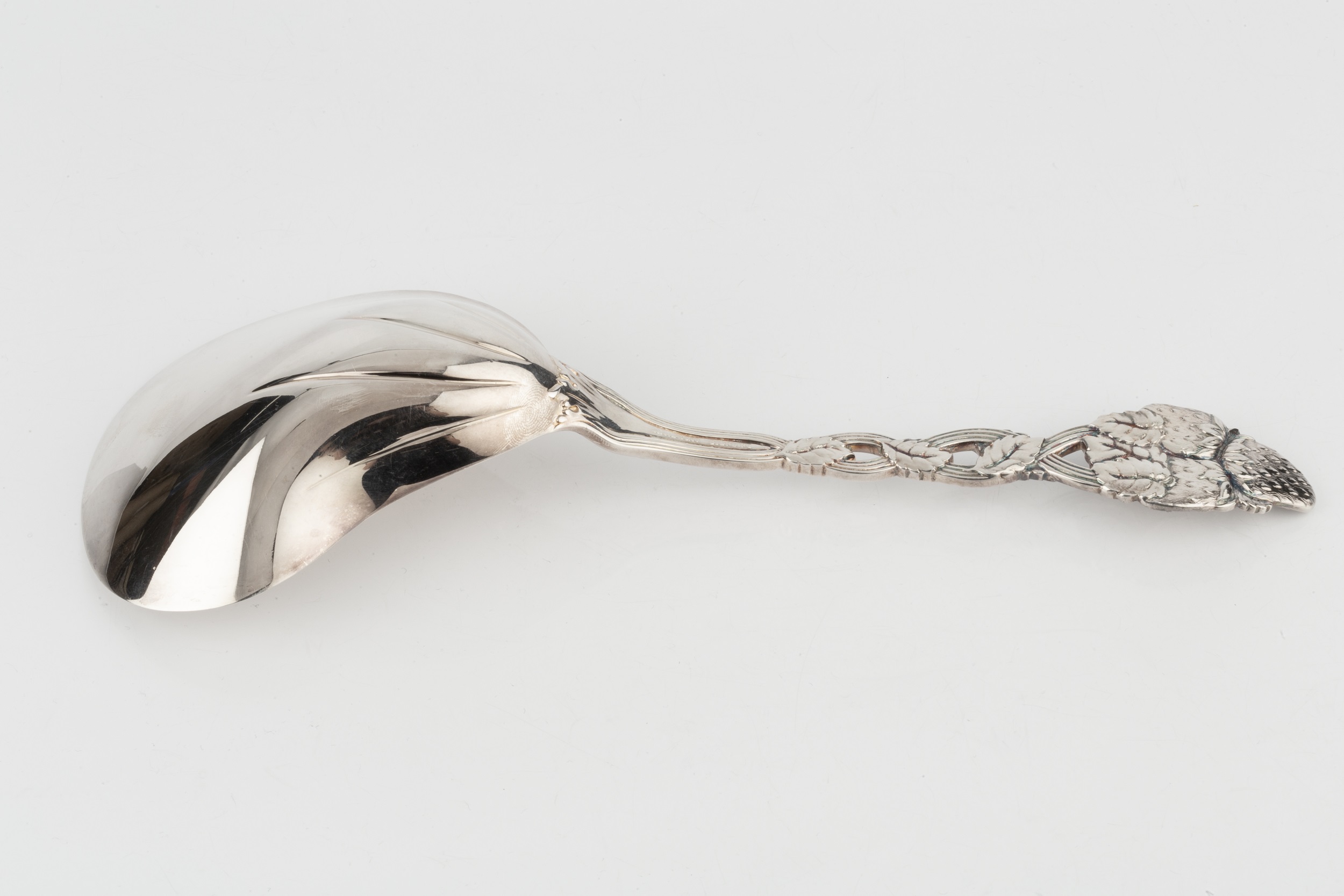 An American silver berry serving spoon by Tiffany, having kidney shaped bowl, and pierced entwined - Image 2 of 4