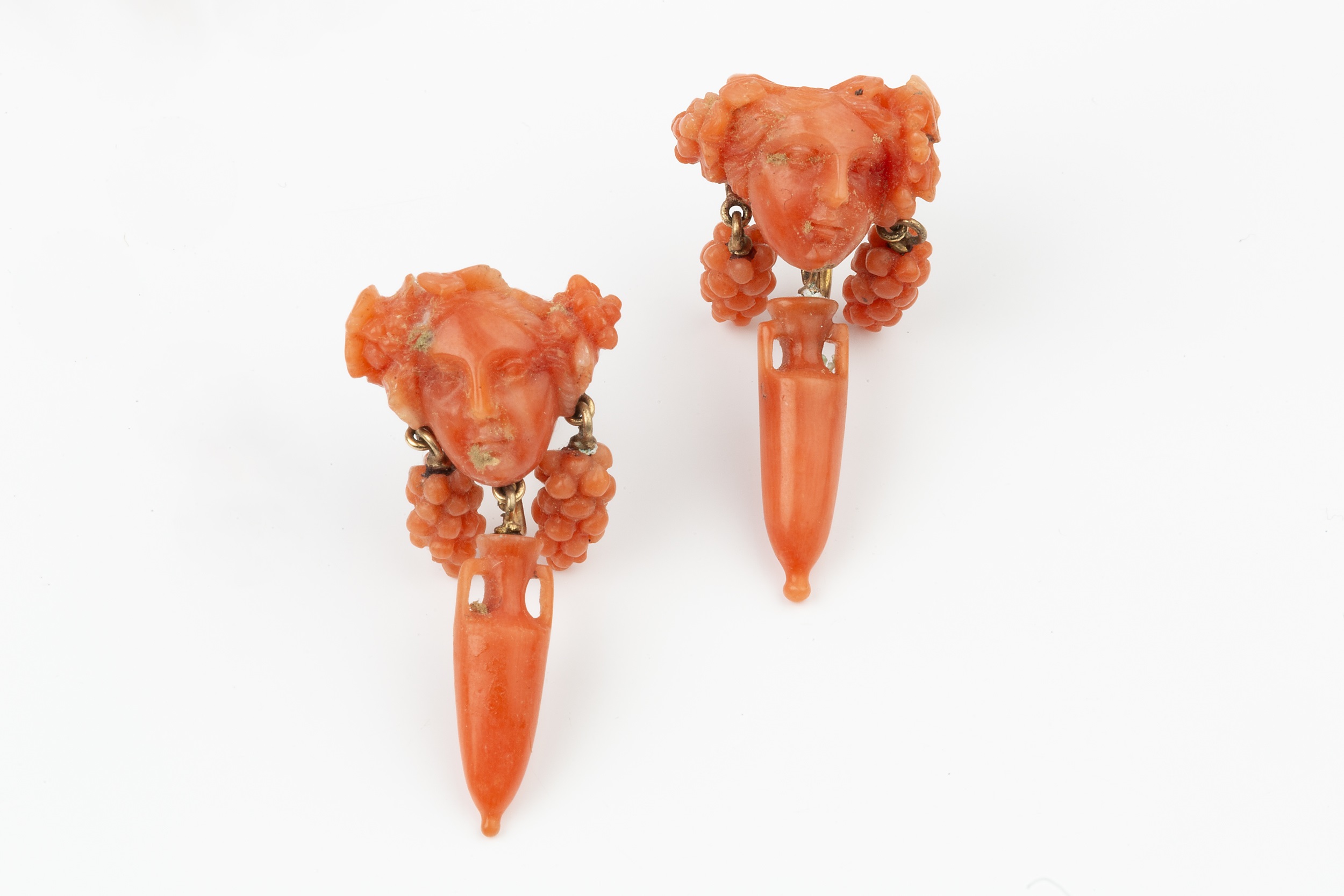 A suite of carved coral jewellery, comprising a necklace, bracelet, brooch, pair of earrings and two - Image 4 of 8