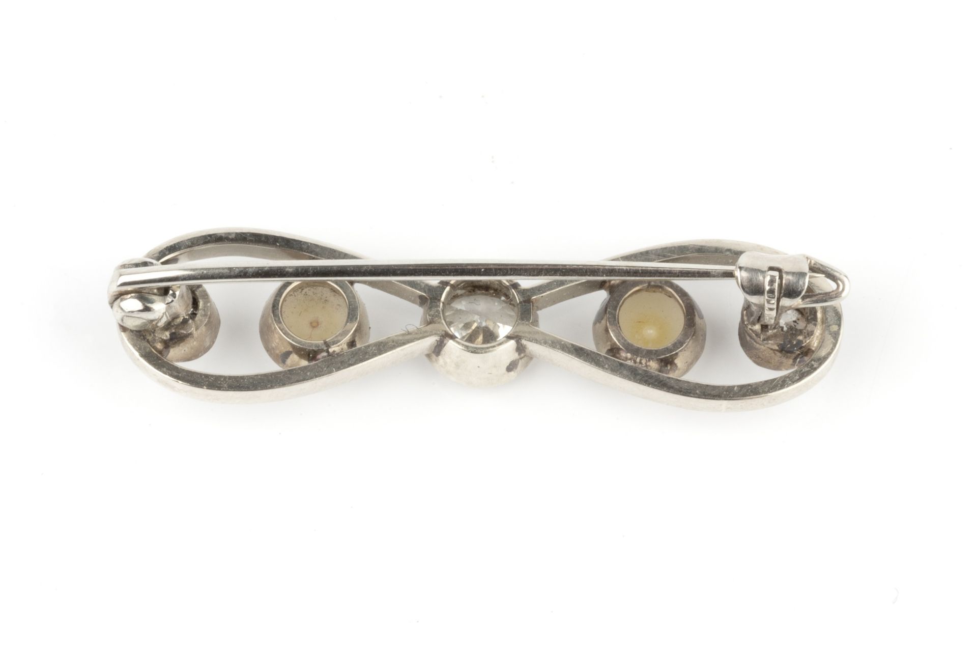 A diamond and half pearl bow brooch, centred with an old brilliant-cut diamond in millegrain - Bild 2 aus 2