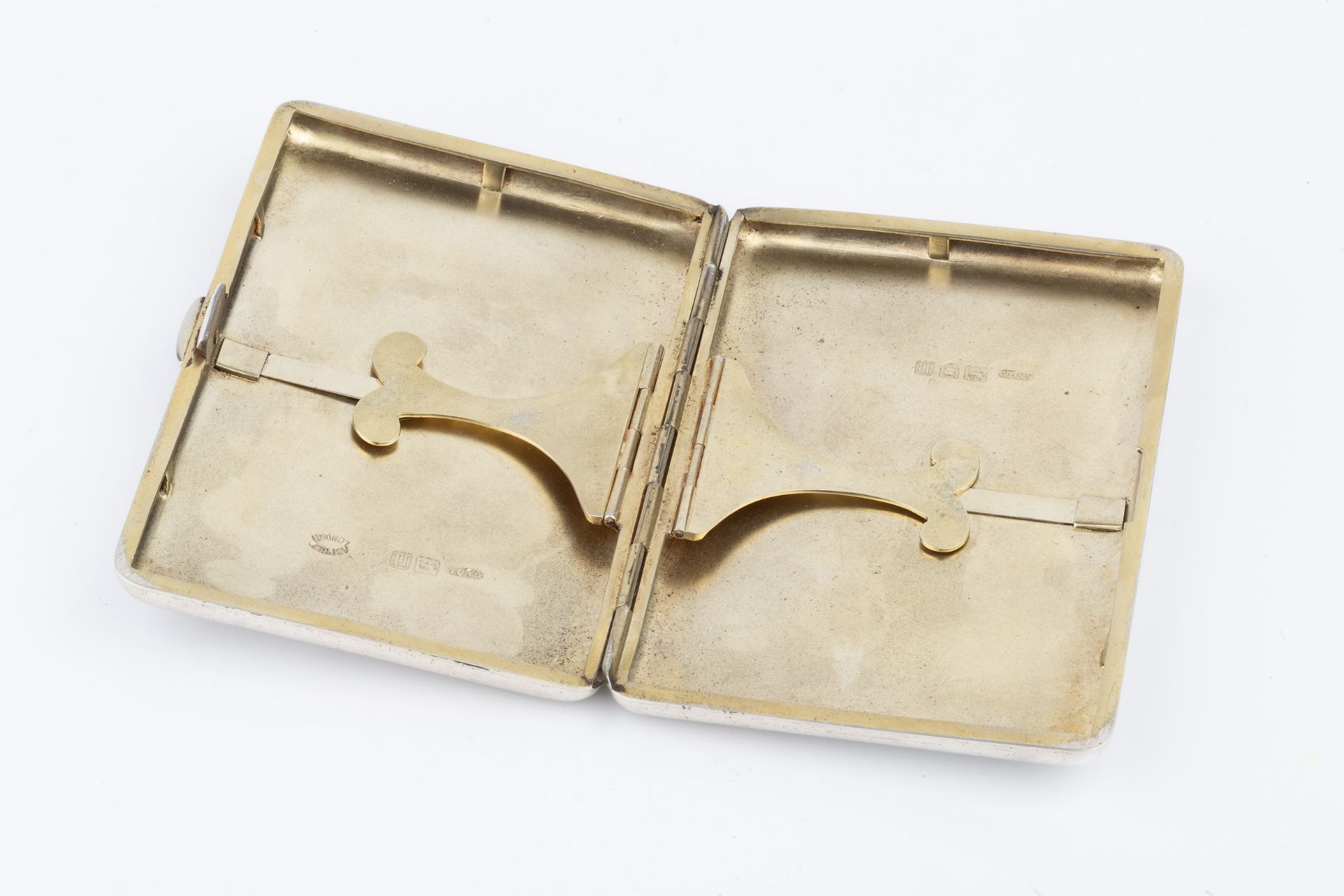 An Edwardian silver rectangular card case, with engraved decoration, rounded corners and sprung - Bild 2 aus 3