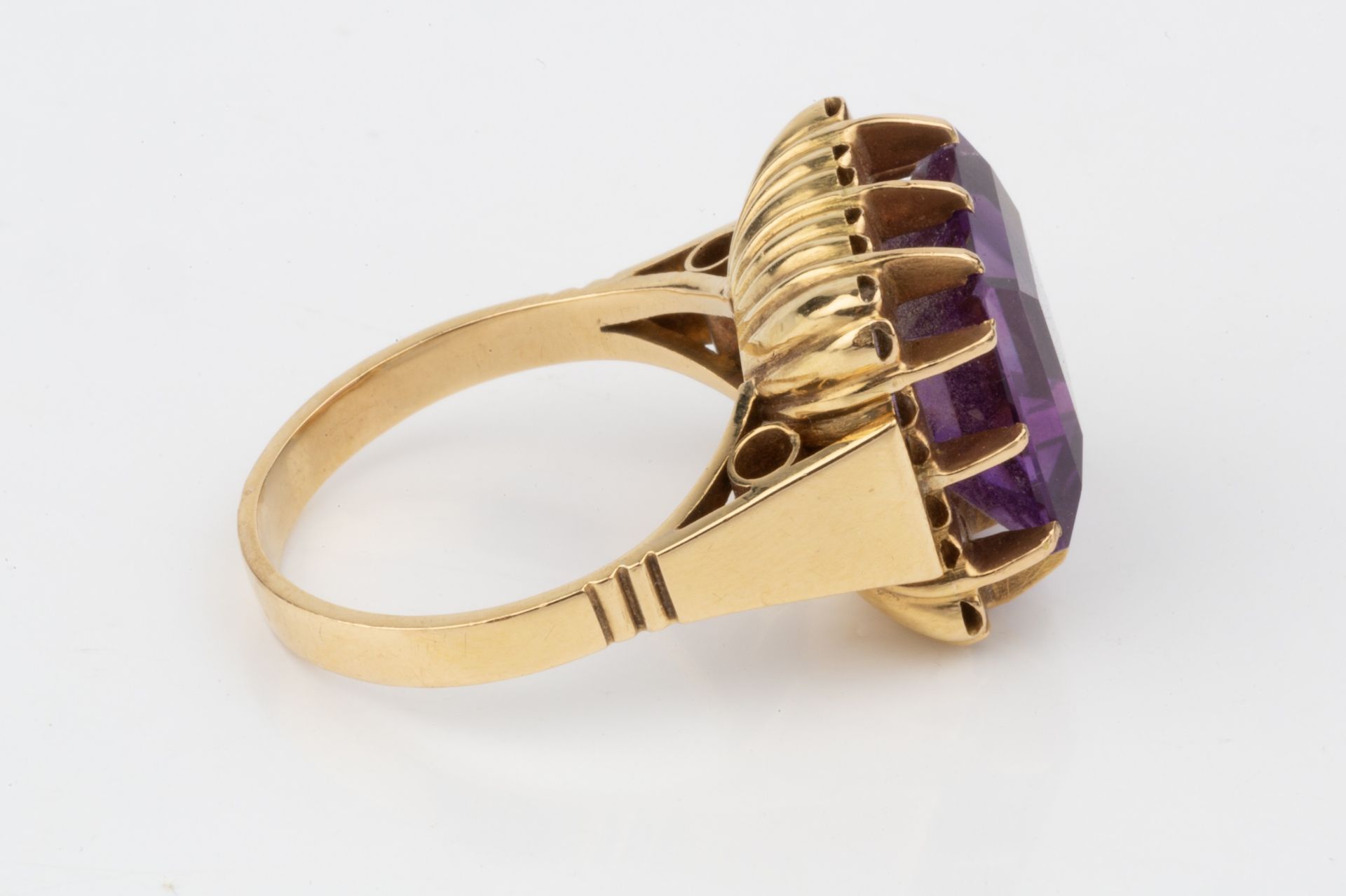 An amethyst cocktail ring, the square cut stone with raised claw setting to a yellow precious - Bild 3 aus 4