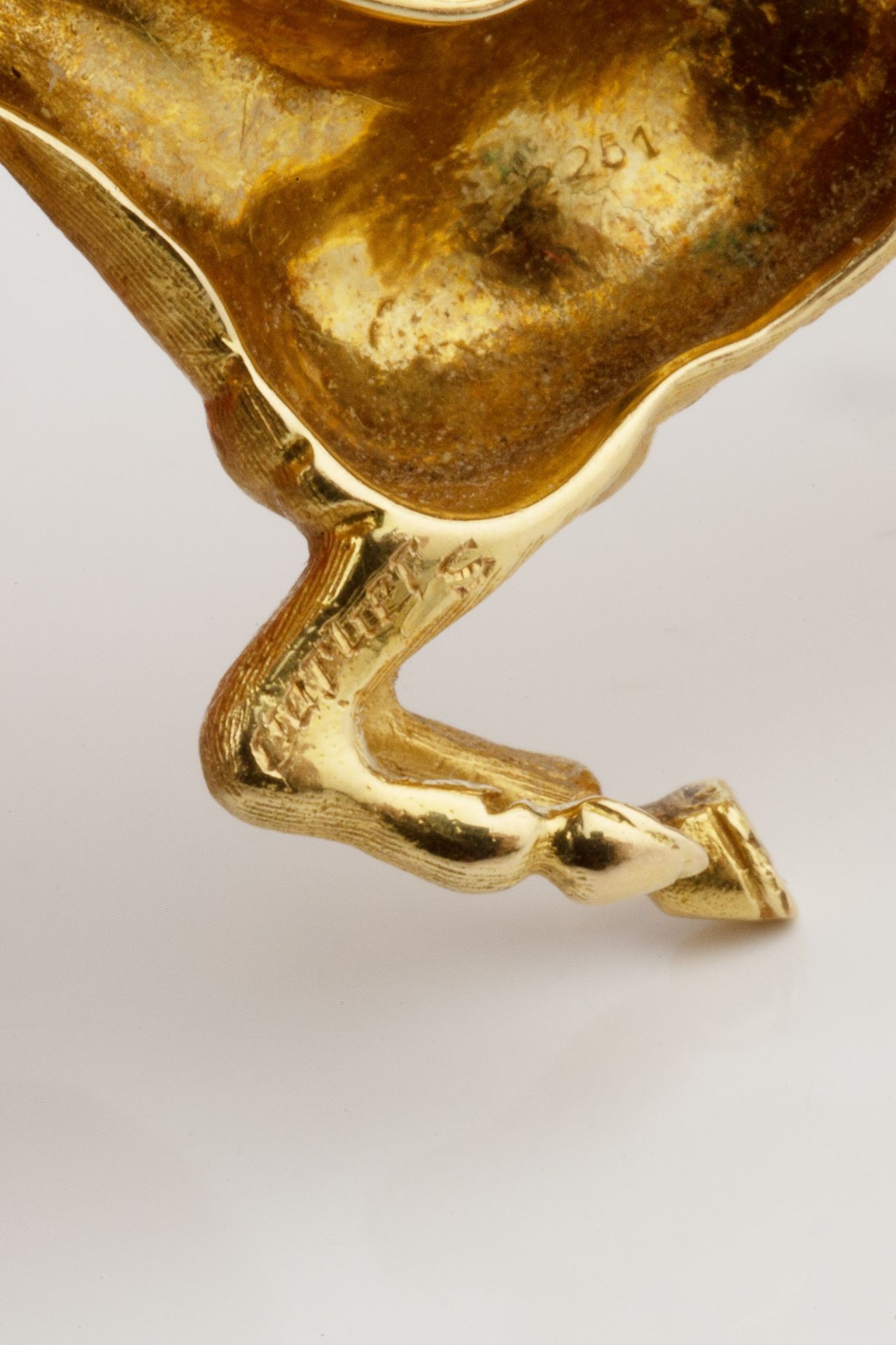 An 18ct gold and diamond set brooch, in the form of a prancing horse, the mane and tail set with - Bild 4 aus 5