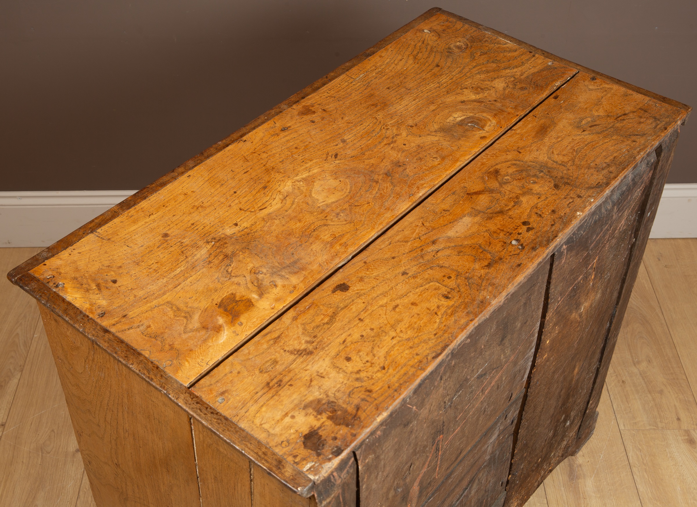 A Georgian elm chest of drawers - Image 4 of 6