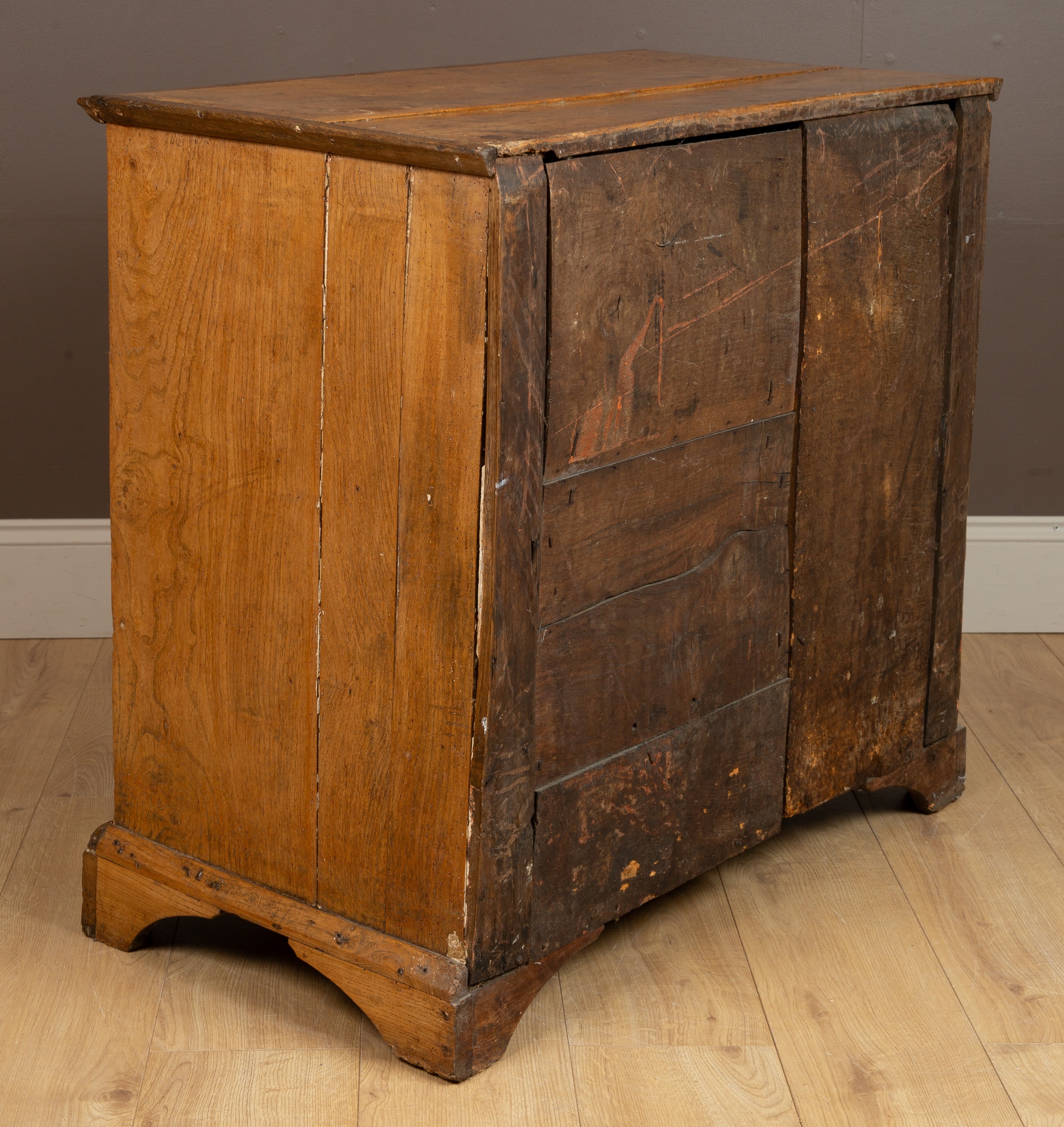 A Georgian elm chest of drawers - Image 2 of 6