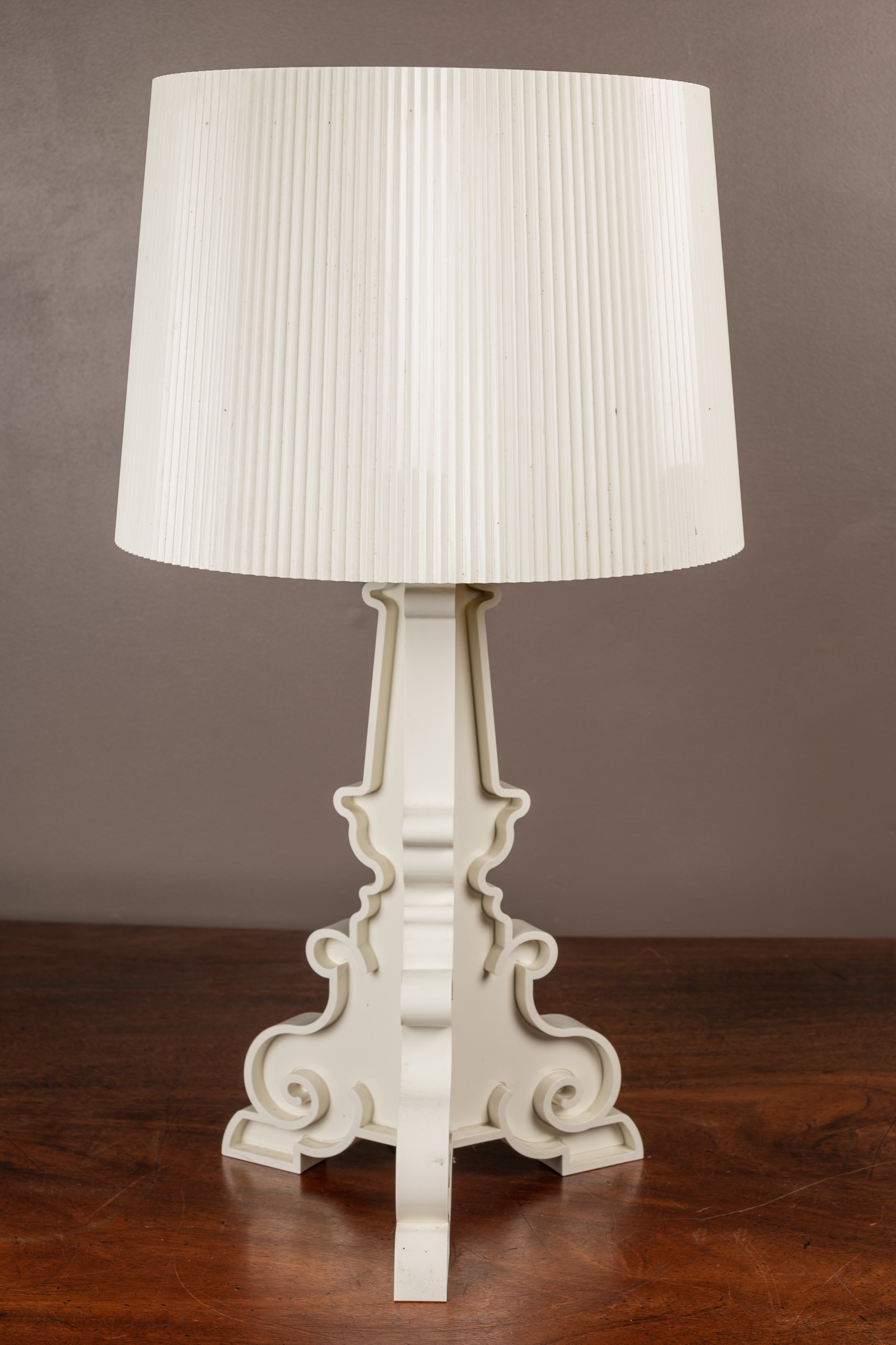 A Carter white table lamp of Italianate form - Image 2 of 2
