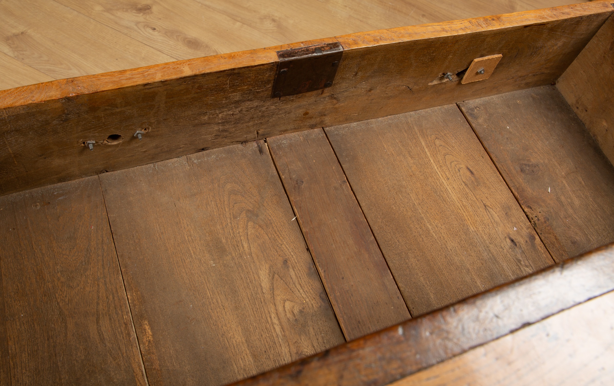 A Georgian elm chest of drawers - Image 5 of 6