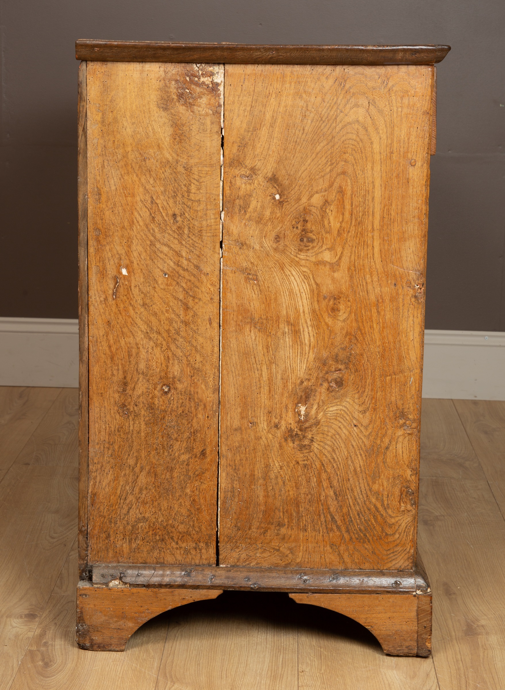 A Georgian elm chest of drawers - Image 3 of 6