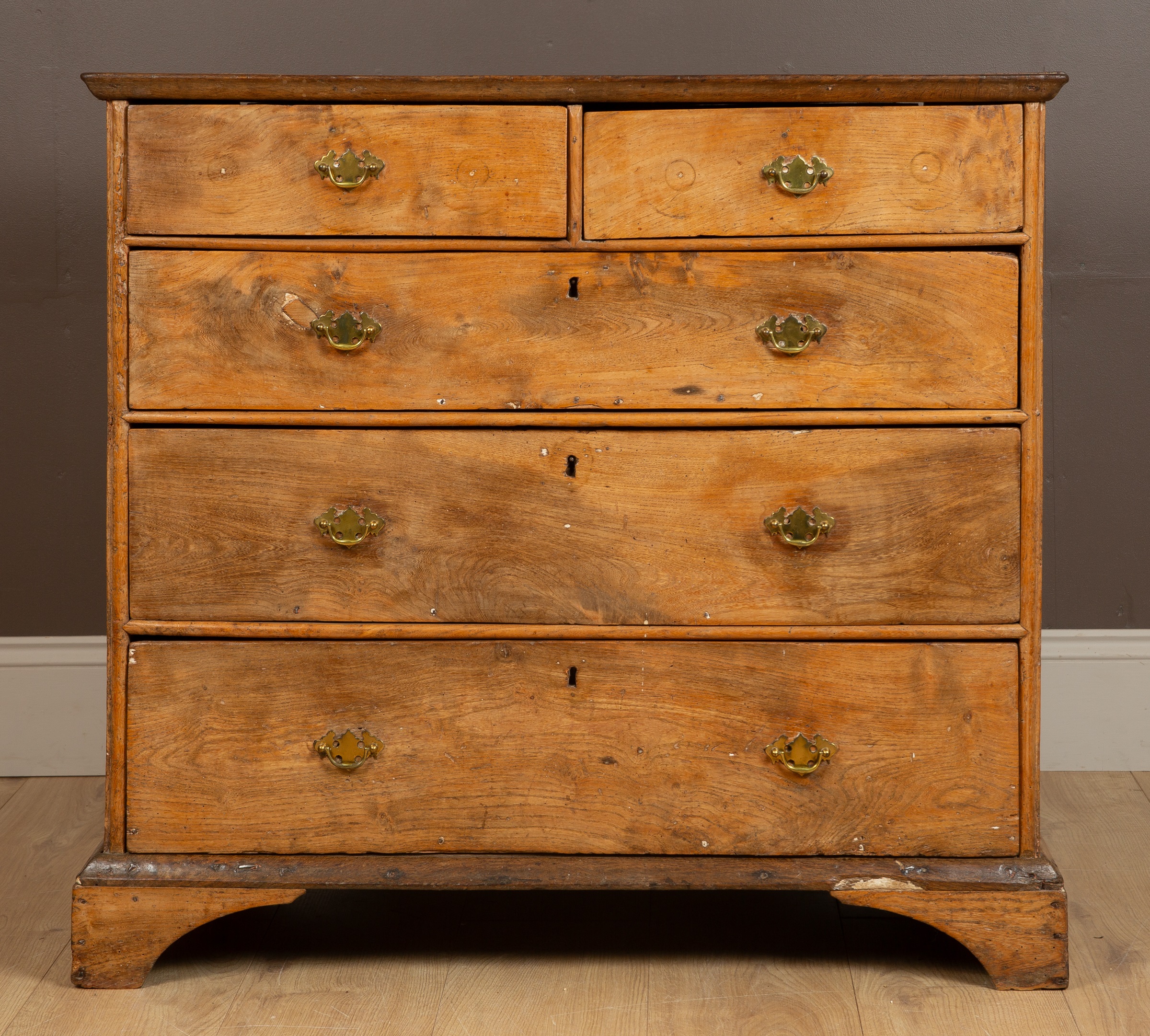 A Georgian elm chest of drawers