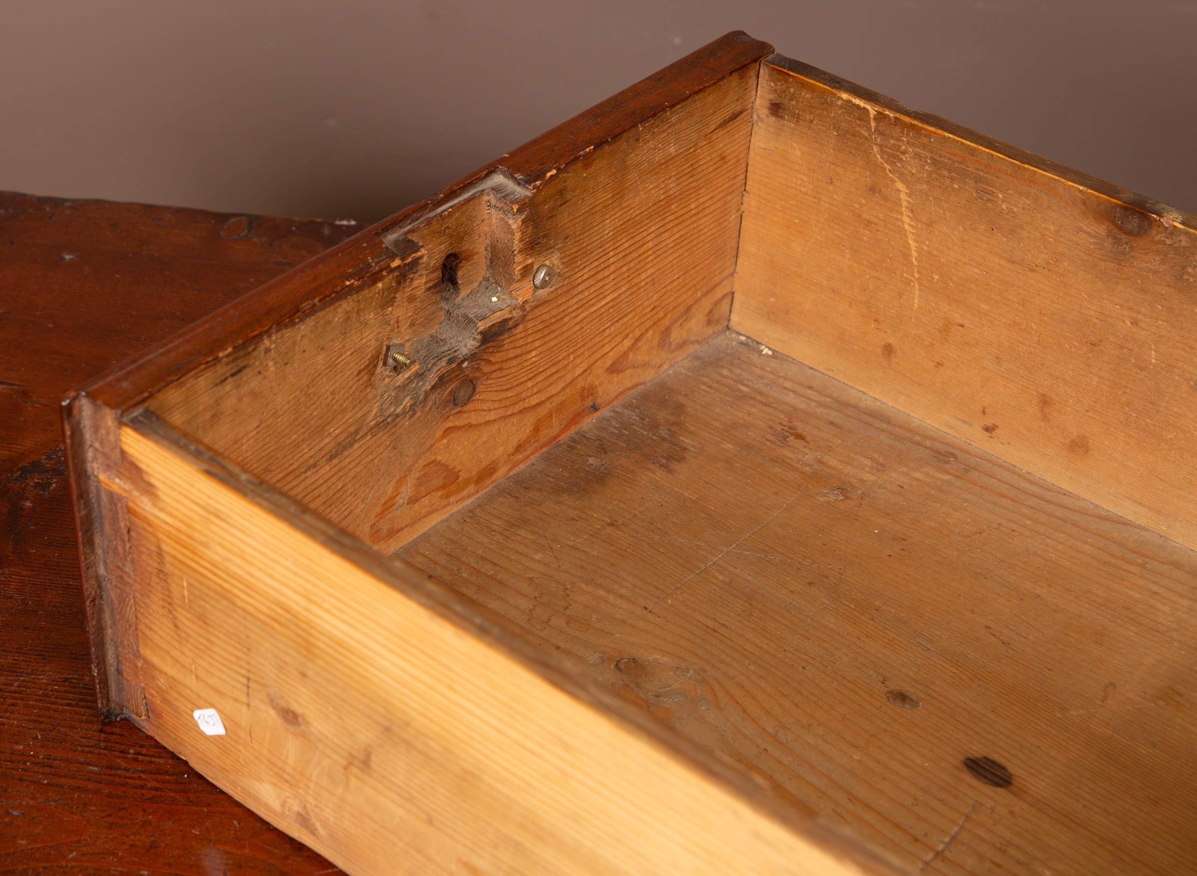 An antique pitch pine chest of drawers - Image 5 of 5