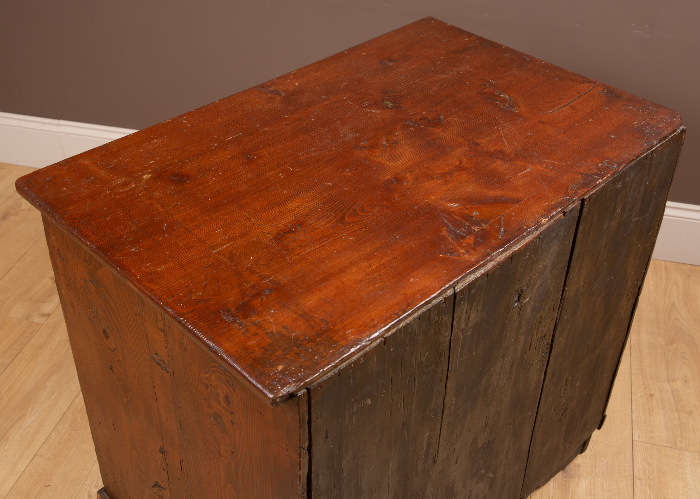 An antique pitch pine chest of drawers - Image 3 of 5