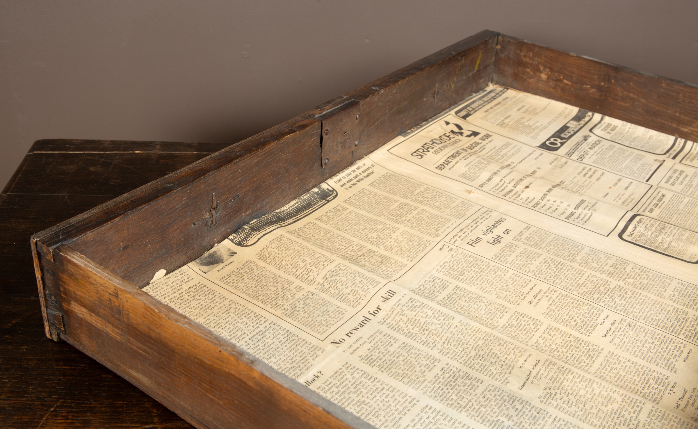 A 17th or 18th century oak chest of drawers - Image 4 of 5