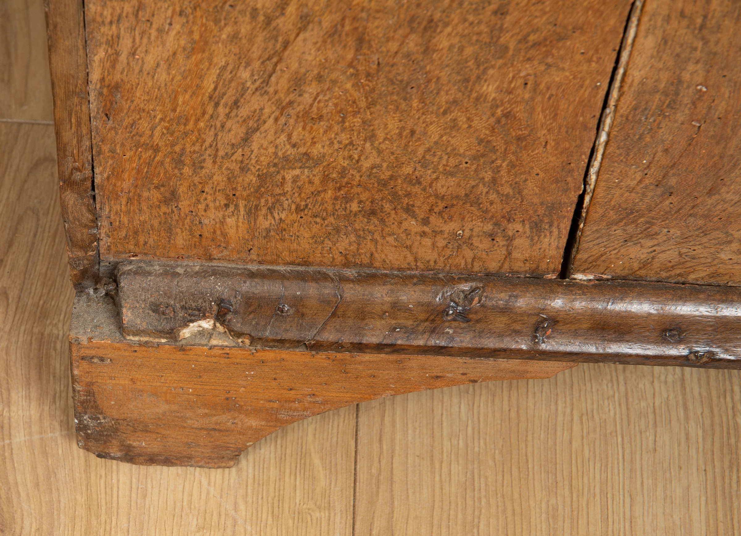 A Georgian elm chest of drawers - Image 6 of 6