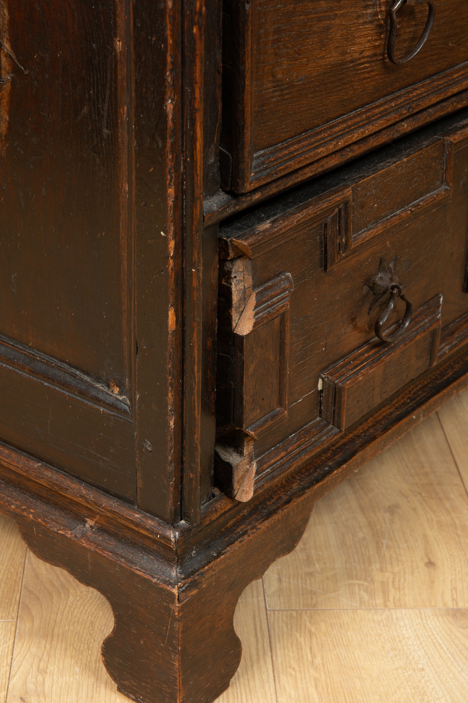 A 17th or 18th century oak chest of drawers - Image 5 of 5