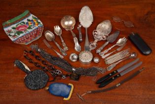 A collection of various items of bijouterie