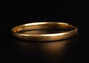 A 22ct gold band