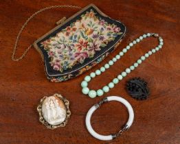 A small collection of jewellery