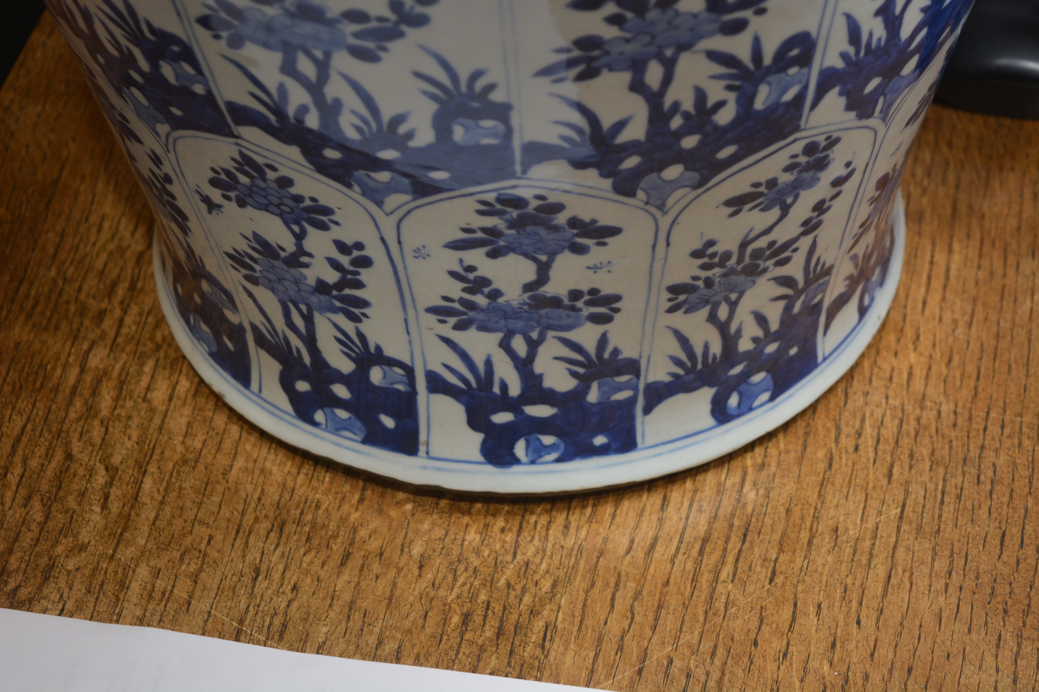 Blue and white jar and cover Chinese, Kangxi with all-over panels of flowers, within a chevron and - Bild 19 aus 23
