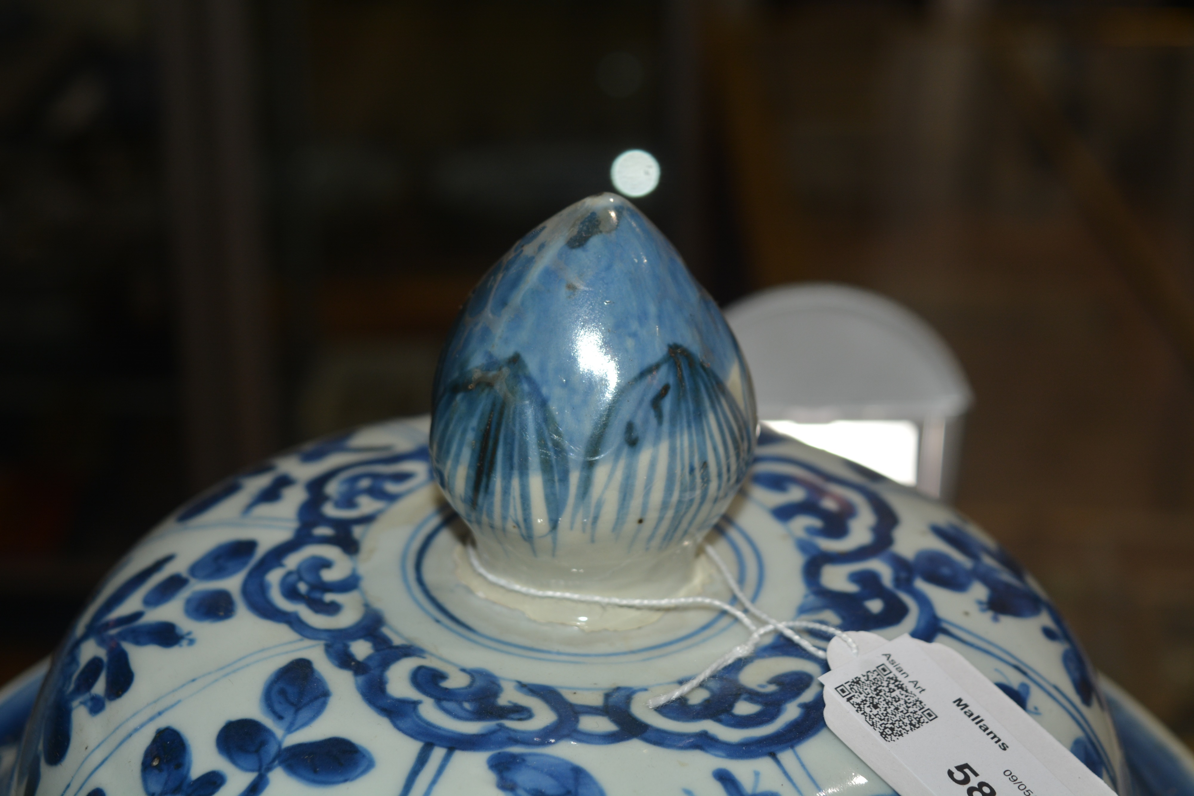 Blue and white jar and cover Chinese, Kangxi with all-over panels of flowers, within a chevron and - Bild 9 aus 23