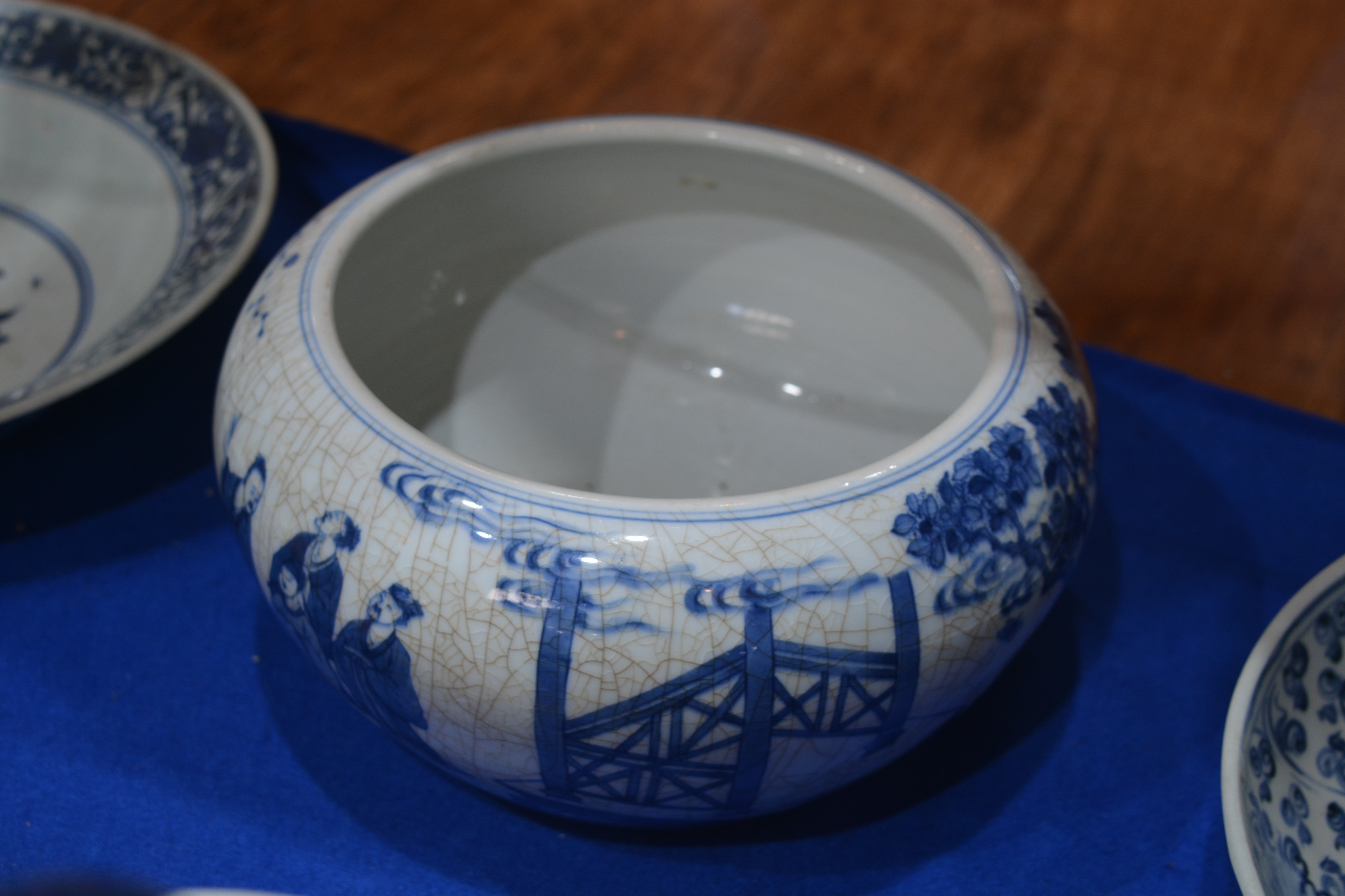 Cracked ice porcelain bowl Chinese, 19th Century painted with scholars around the side, 26cm - Image 8 of 12