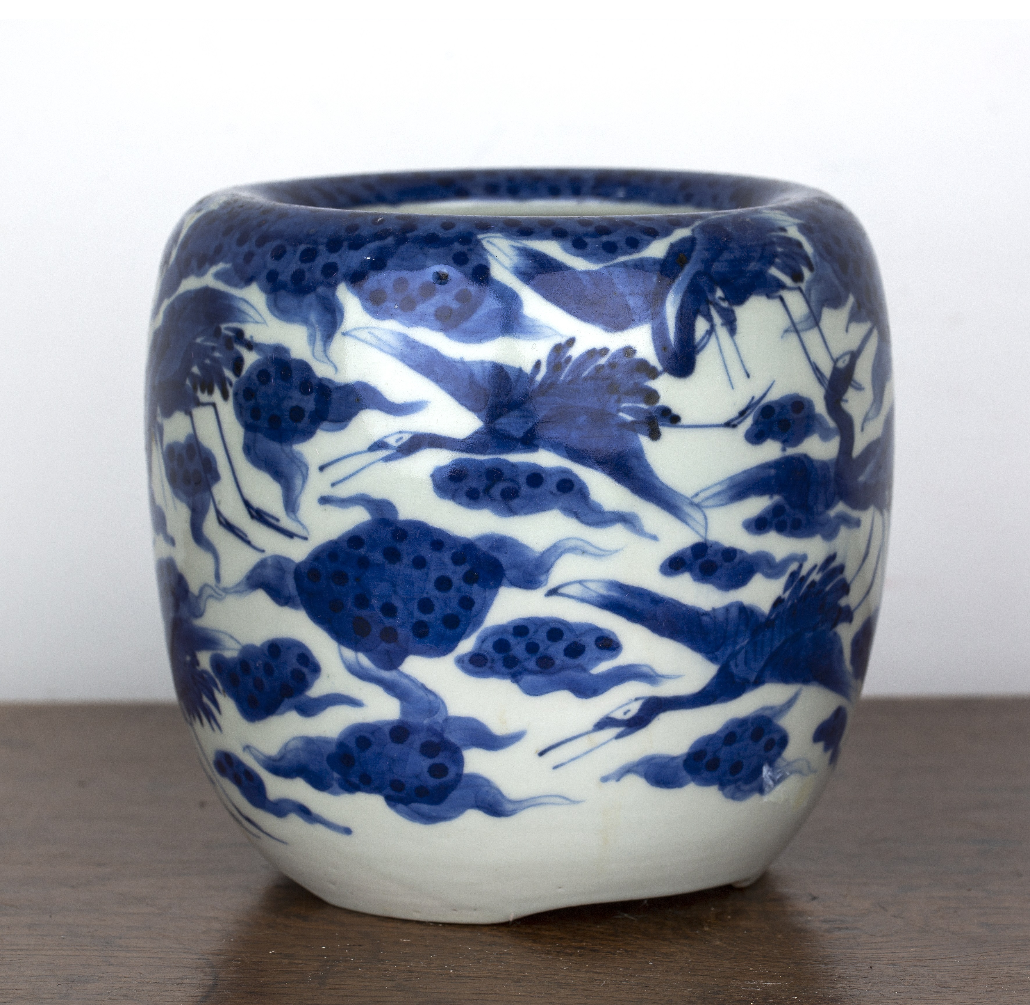 Blue and white porcelain jar Japanese painted with cranes in flight, 16.5cm high x 16.5cm diameter - Image 3 of 4