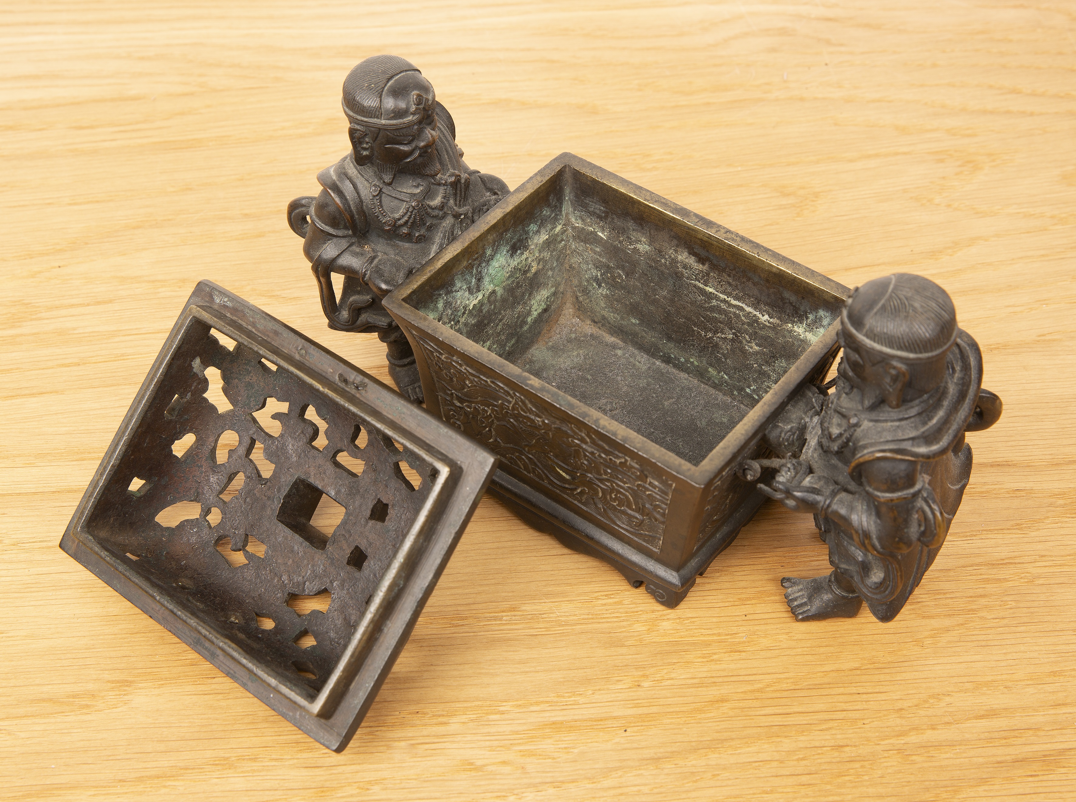 Bronze censer Chinese, 18th/19th Century in the form of a central rectangular casket with a - Bild 6 aus 27