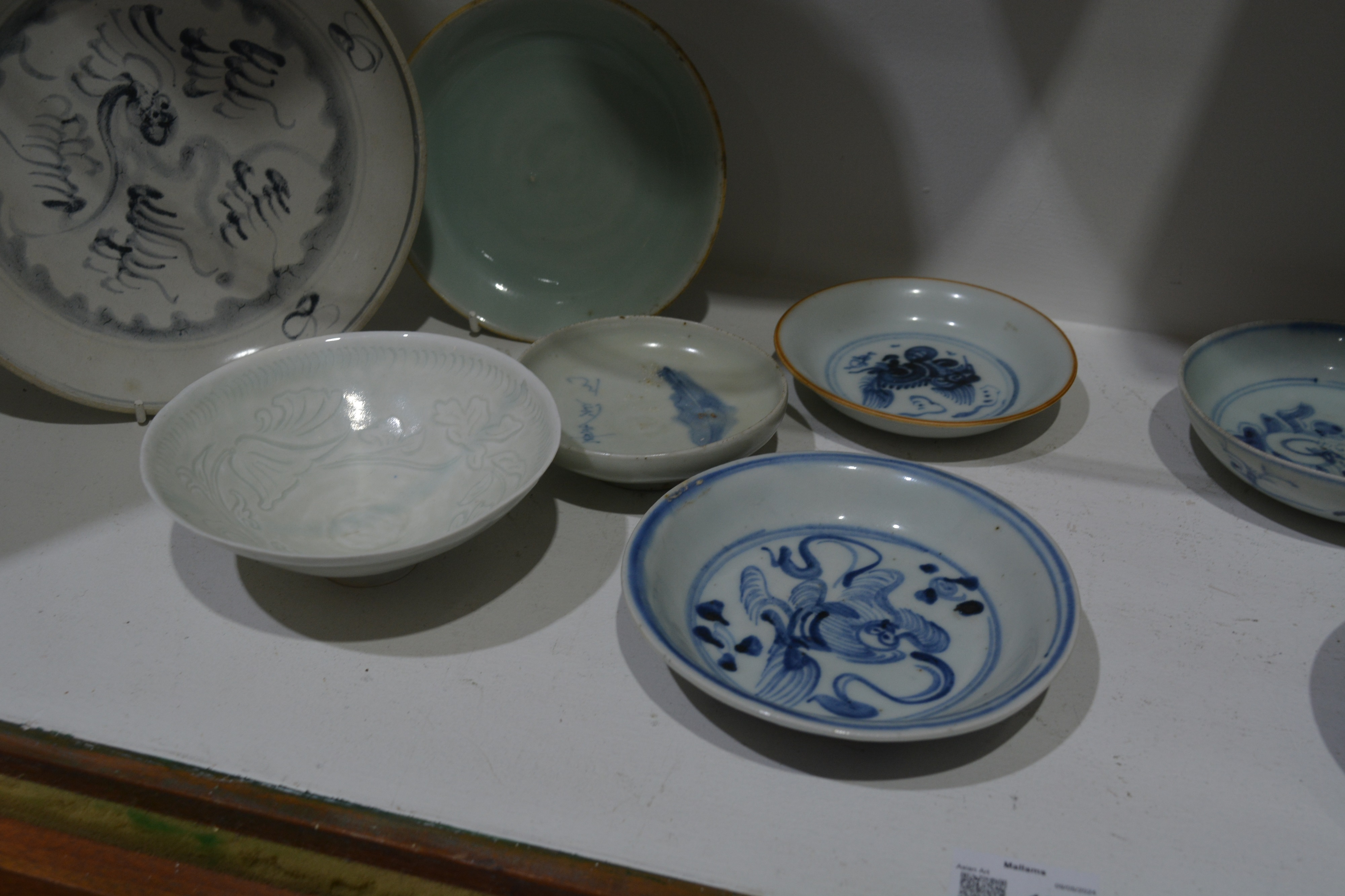 Group of blue and white and celadon porcelain Chinese, Ming and later including a saucer dish - Image 5 of 7
