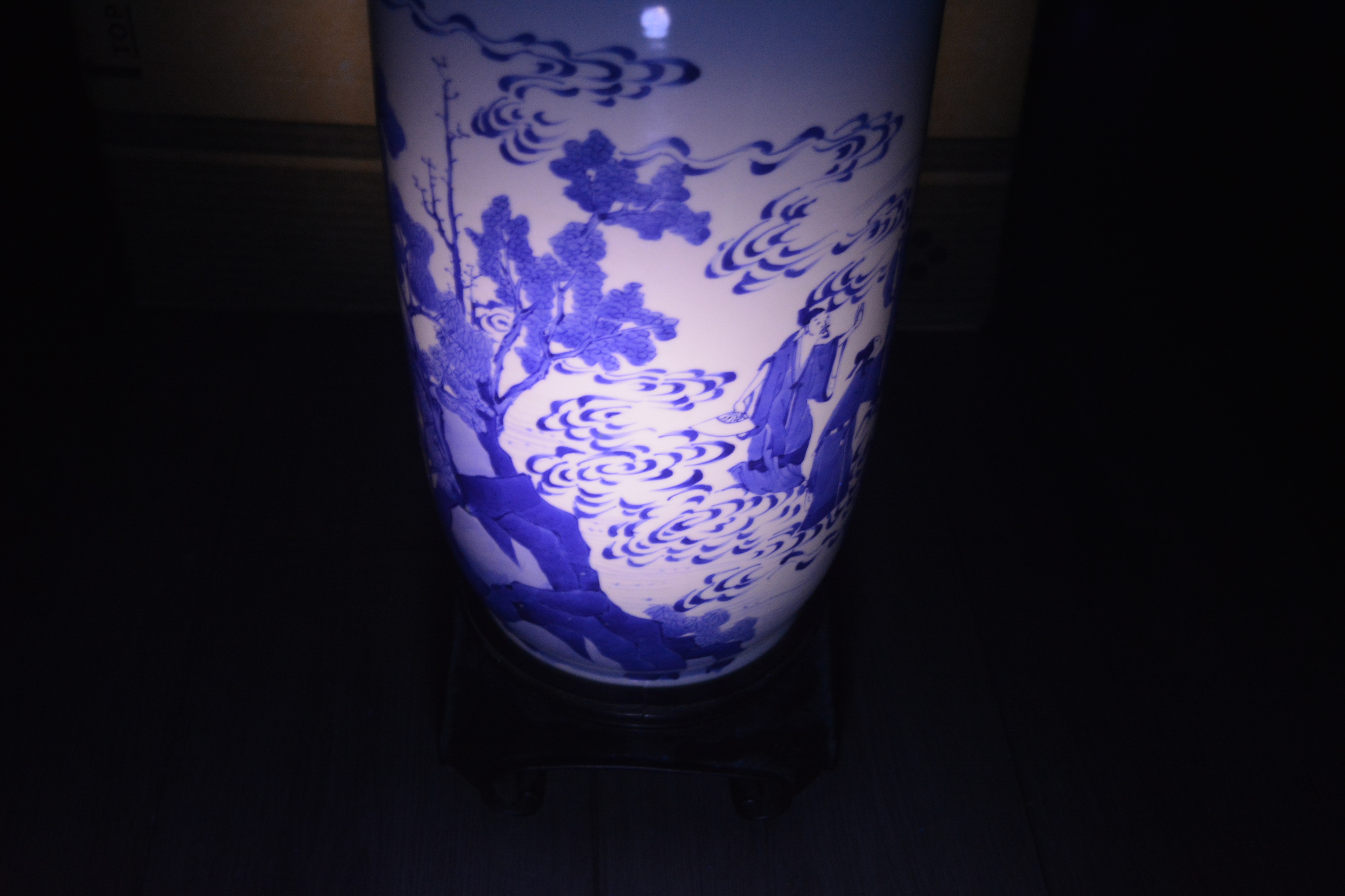 Blue and white porcelain rouleau vase Chinese, Kangxi painted with scholars, clouds, and figures - Image 32 of 33