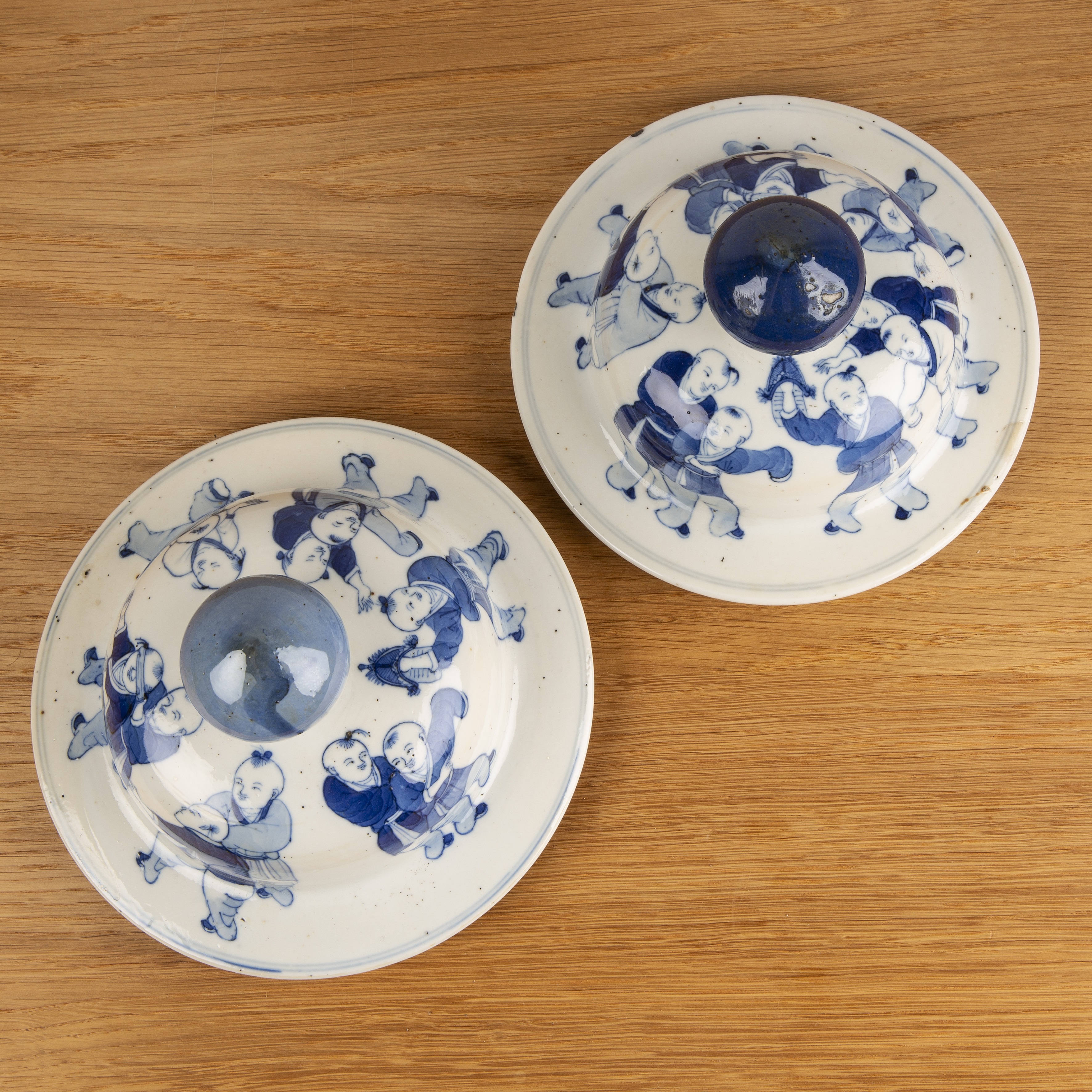Pair of blue and white 'hundred boy ' porcelain vases and covers Chinese, Kangxi (1662-1722) the - Bild 7 aus 37
