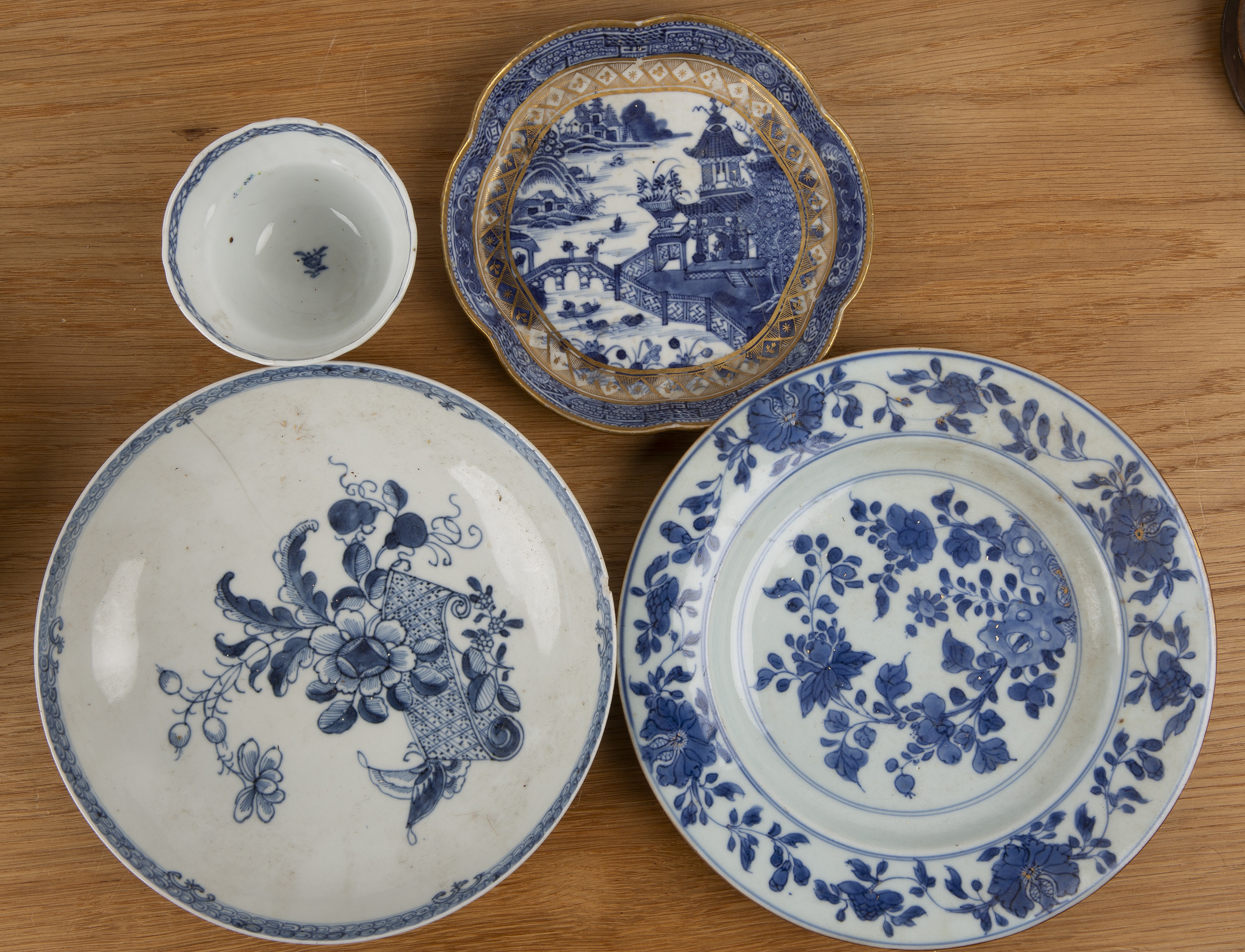 Group of pieces Chinese, 18th/19th Century including a cafe au lait bowl and cover, 19cm high - Image 4 of 28