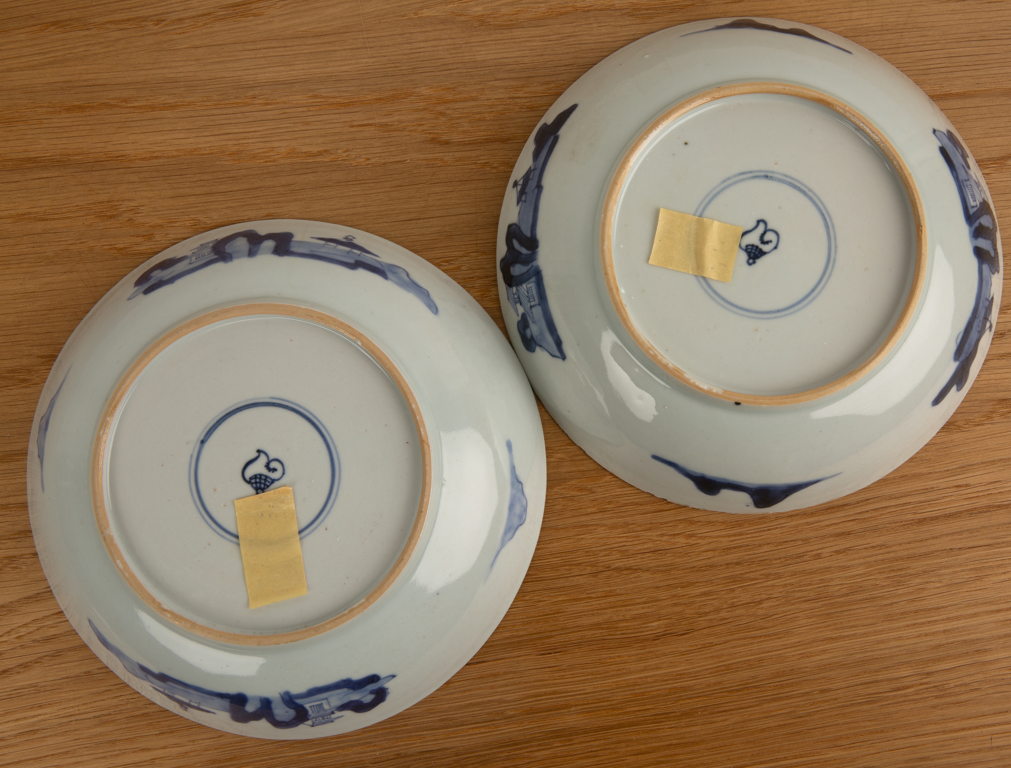 Pair of blue and white porcelain shallow dishes Chinese, Kangxi each painted with hunting scenes - Bild 2 aus 2