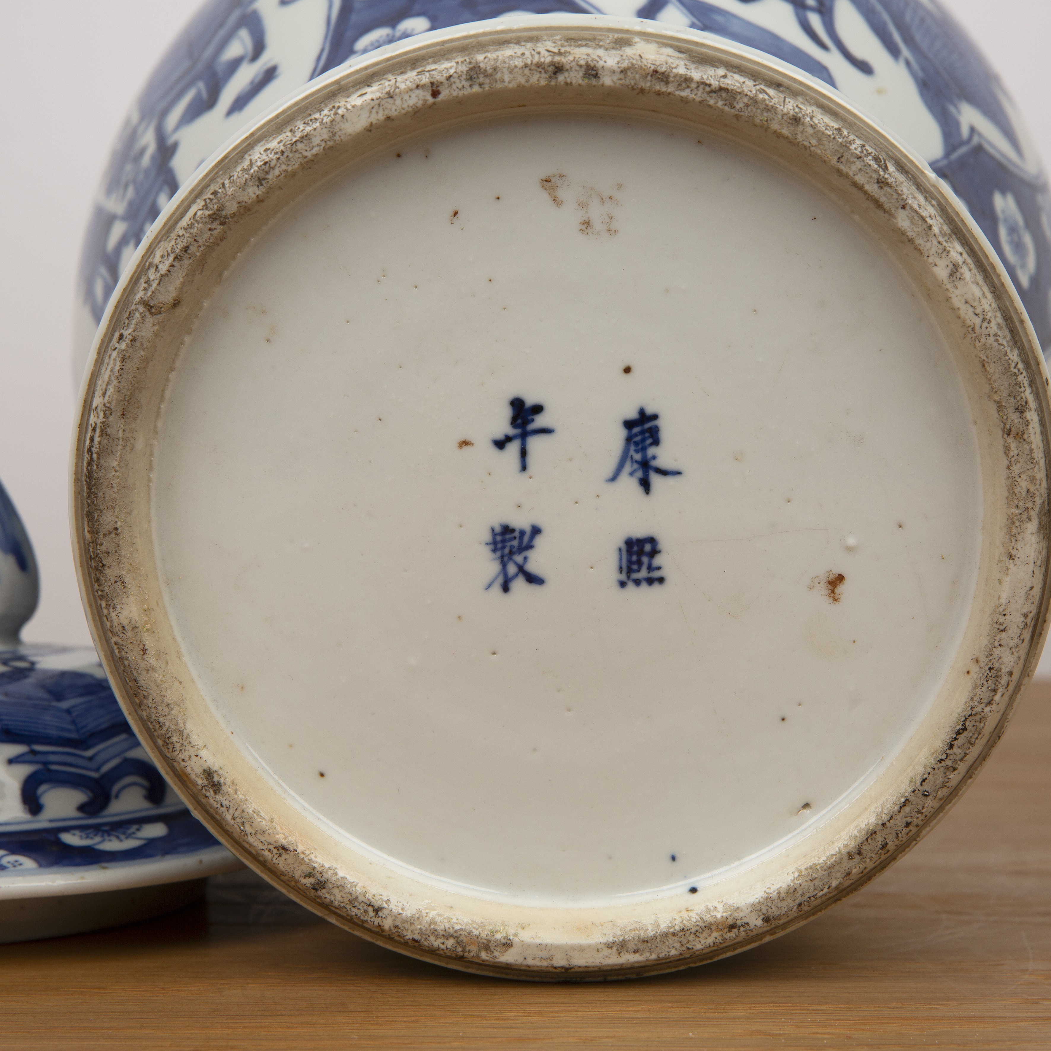 Blue and white porcelain vase and cover Chinese, 19th Century painted with panels of 'antiques' - Bild 6 aus 7