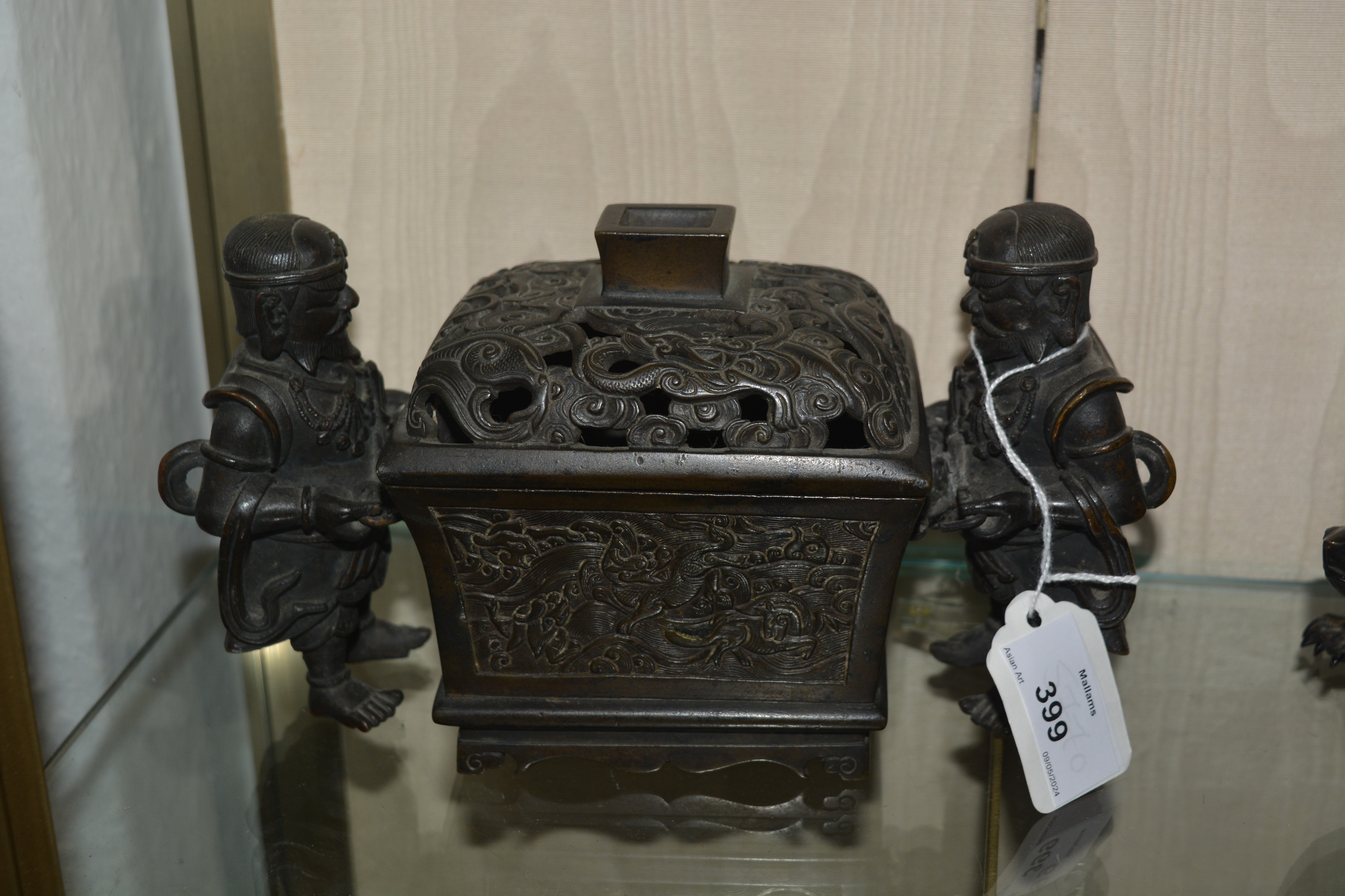 Bronze censer Chinese, 18th/19th Century in the form of a central rectangular casket with a - Bild 21 aus 27