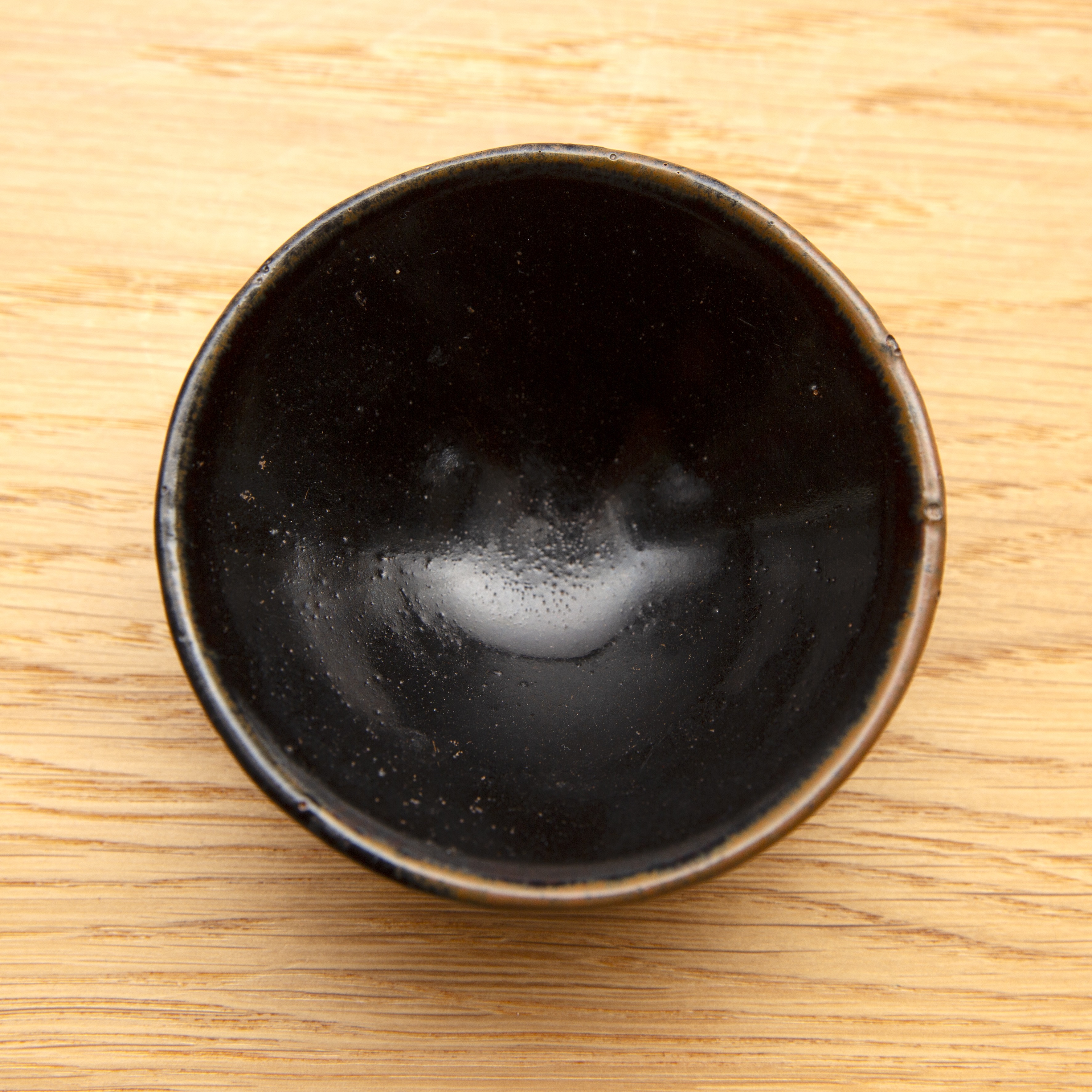 Tenmoku glaze small tea bowl Chinese of tapering plain form, with a small wooden stand, 9cm diameter - Image 4 of 5