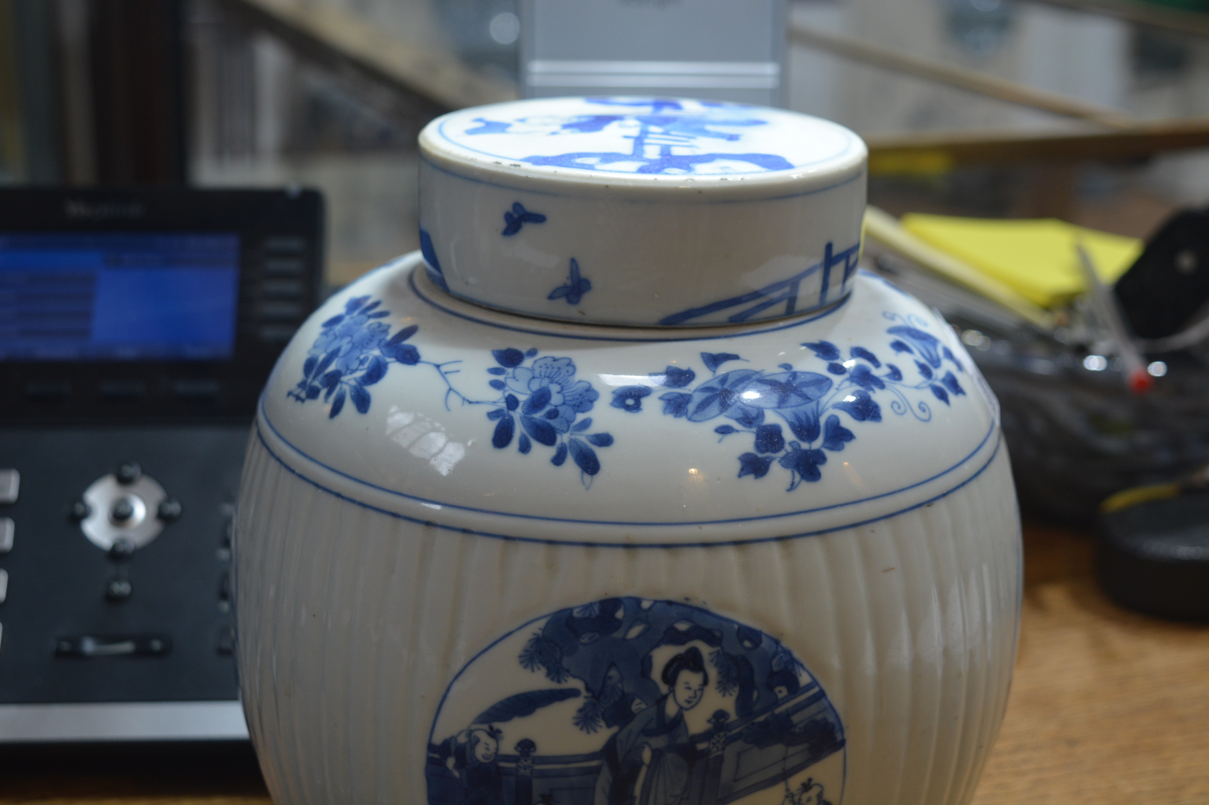 Blue and white porcelain ovoid jar and cover Chinese, Kangxi painted with four panels of children - Bild 6 aus 15