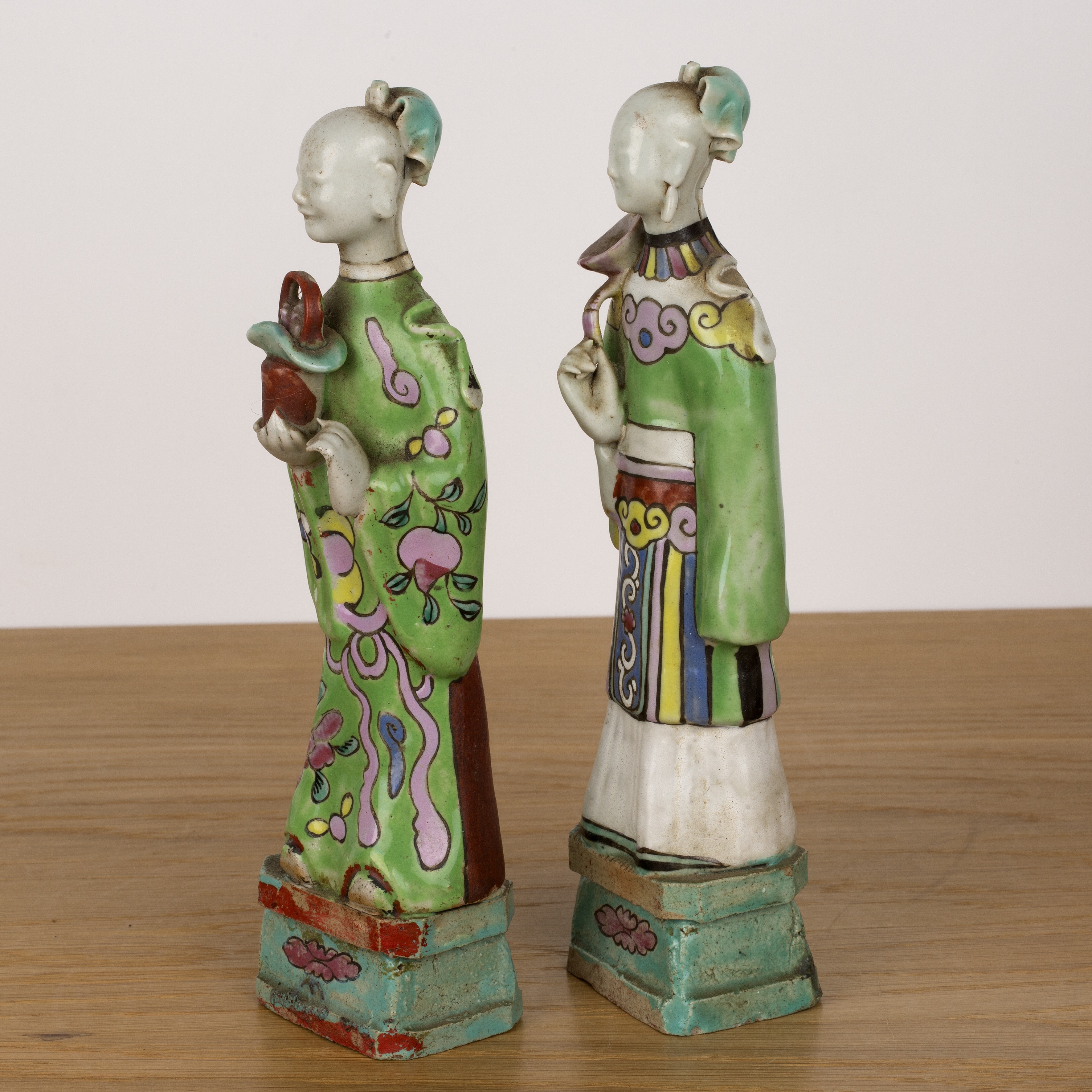 Two standing famille verte figures Chinese, 18th/19th Century each on a raised plinth base, 24cm - Image 5 of 5