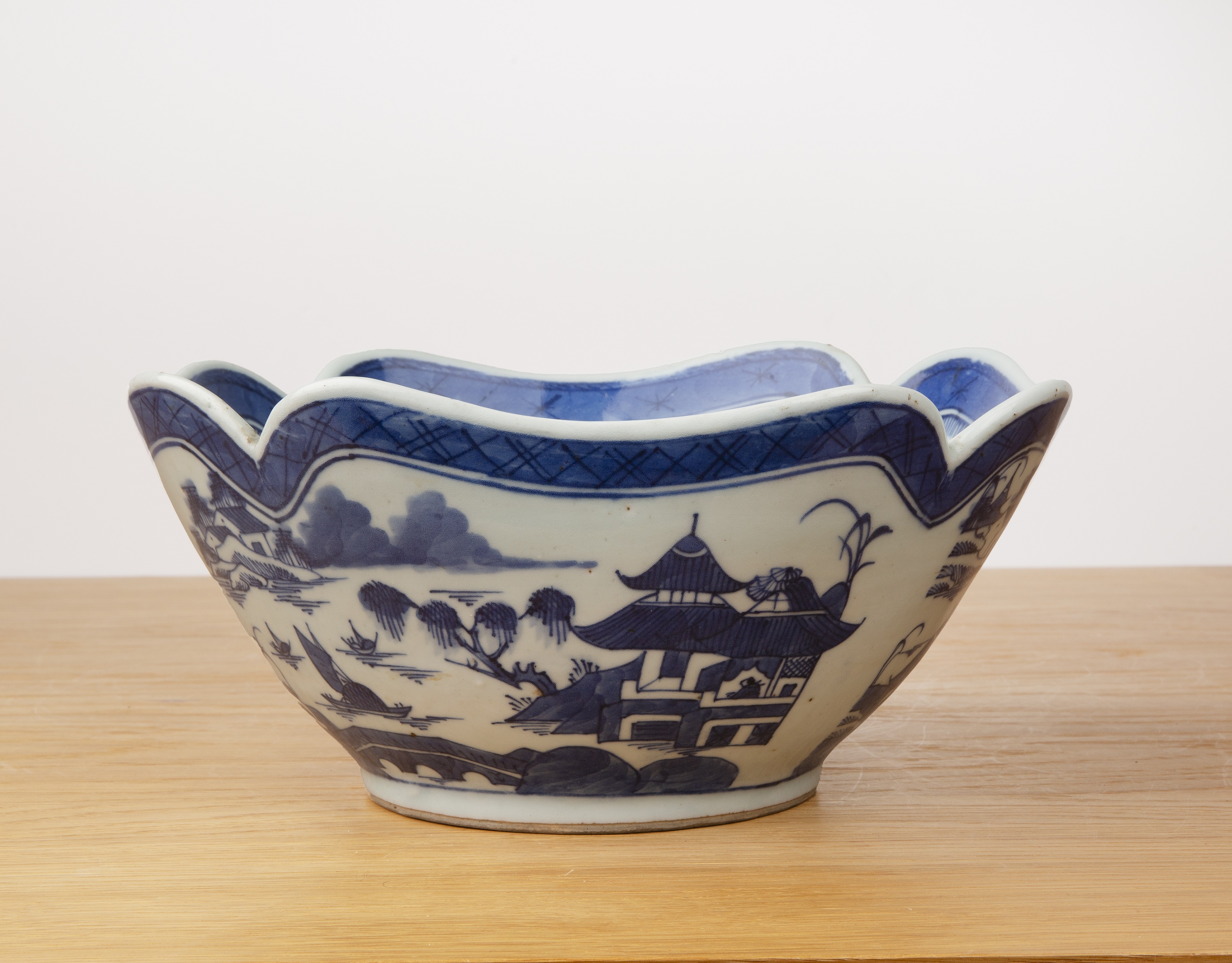 Export blue and white porcelain square bowl Chinese, circa 1800 painted with a central pavilion - Image 3 of 4