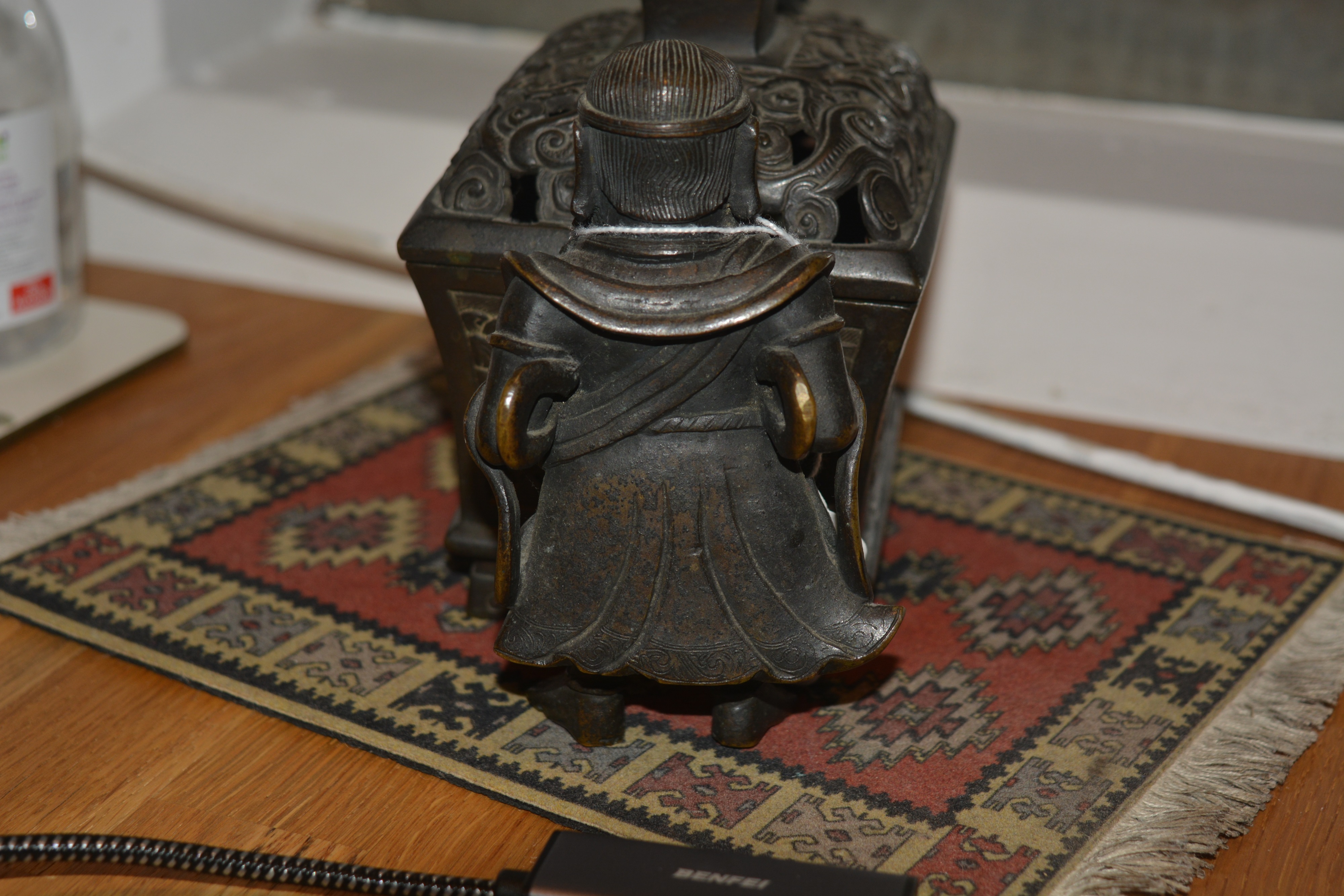 Bronze censer Chinese, 18th/19th Century in the form of a central rectangular casket with a - Bild 11 aus 27