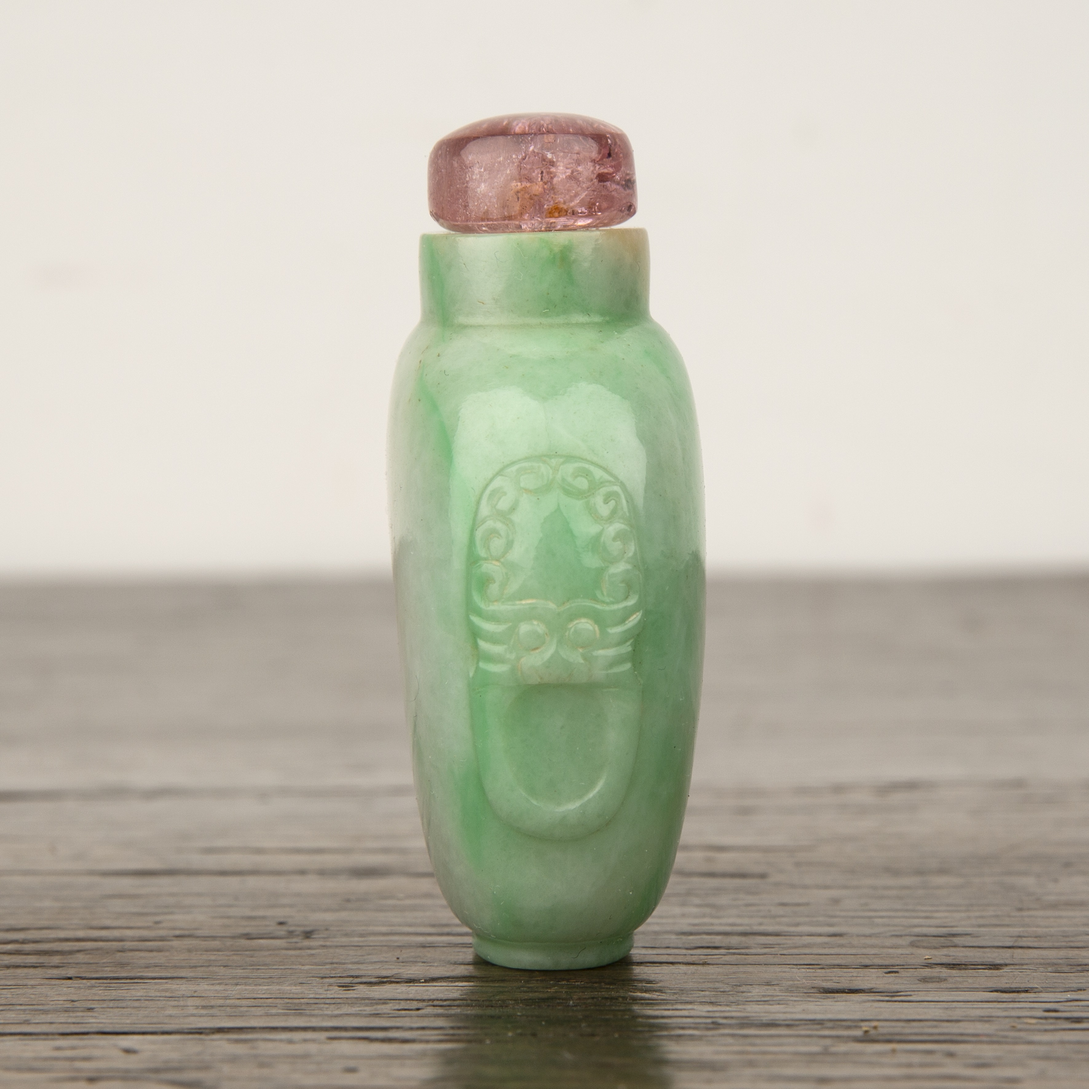 Green and white mottled jadeite snuff bottle Chinese, 1780-1850 well hollowed and of flattened ovoid - Image 5 of 12