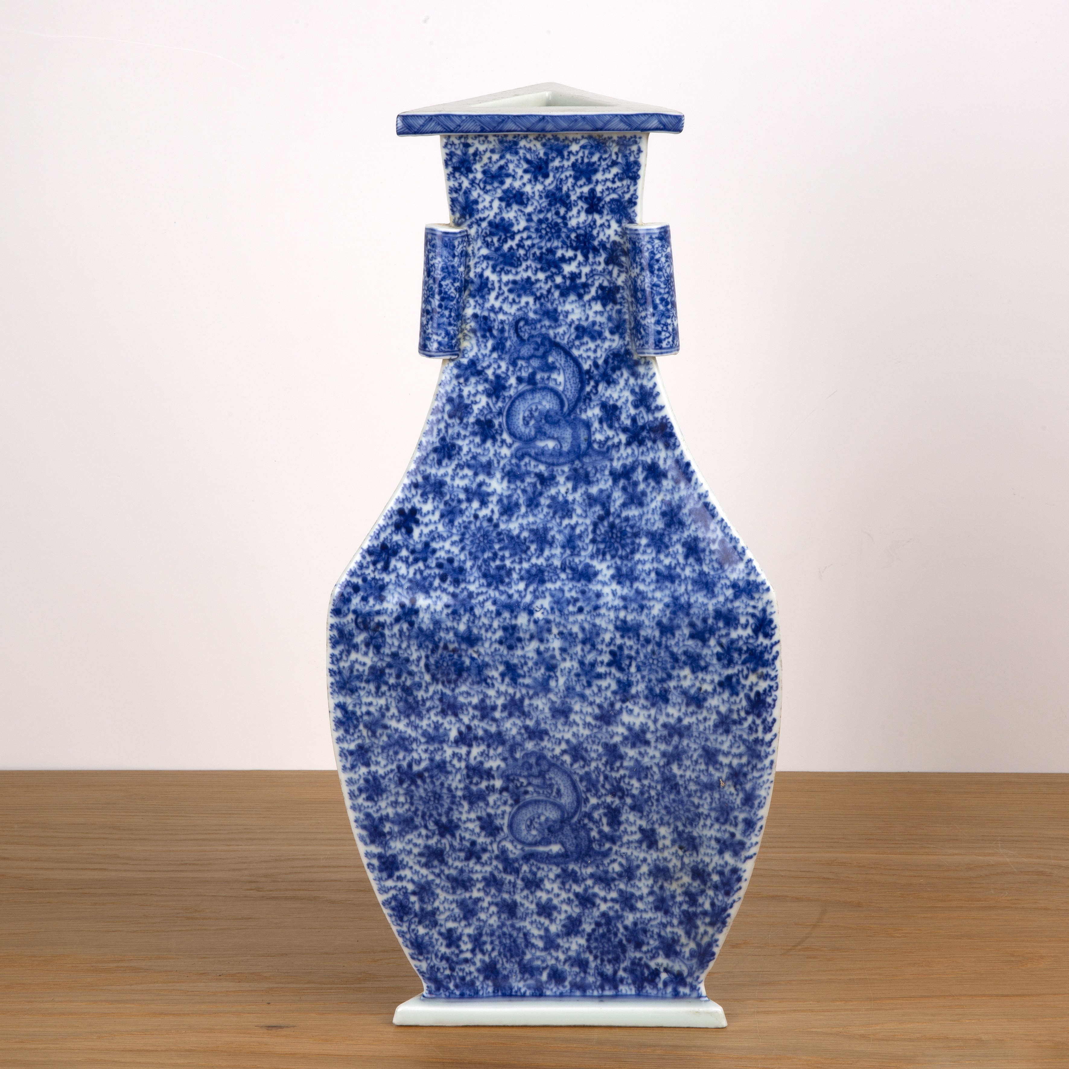 Triangular blue and white porcelain vase Chinese, 19th Century with raised cylindrical rings to - Image 3 of 5