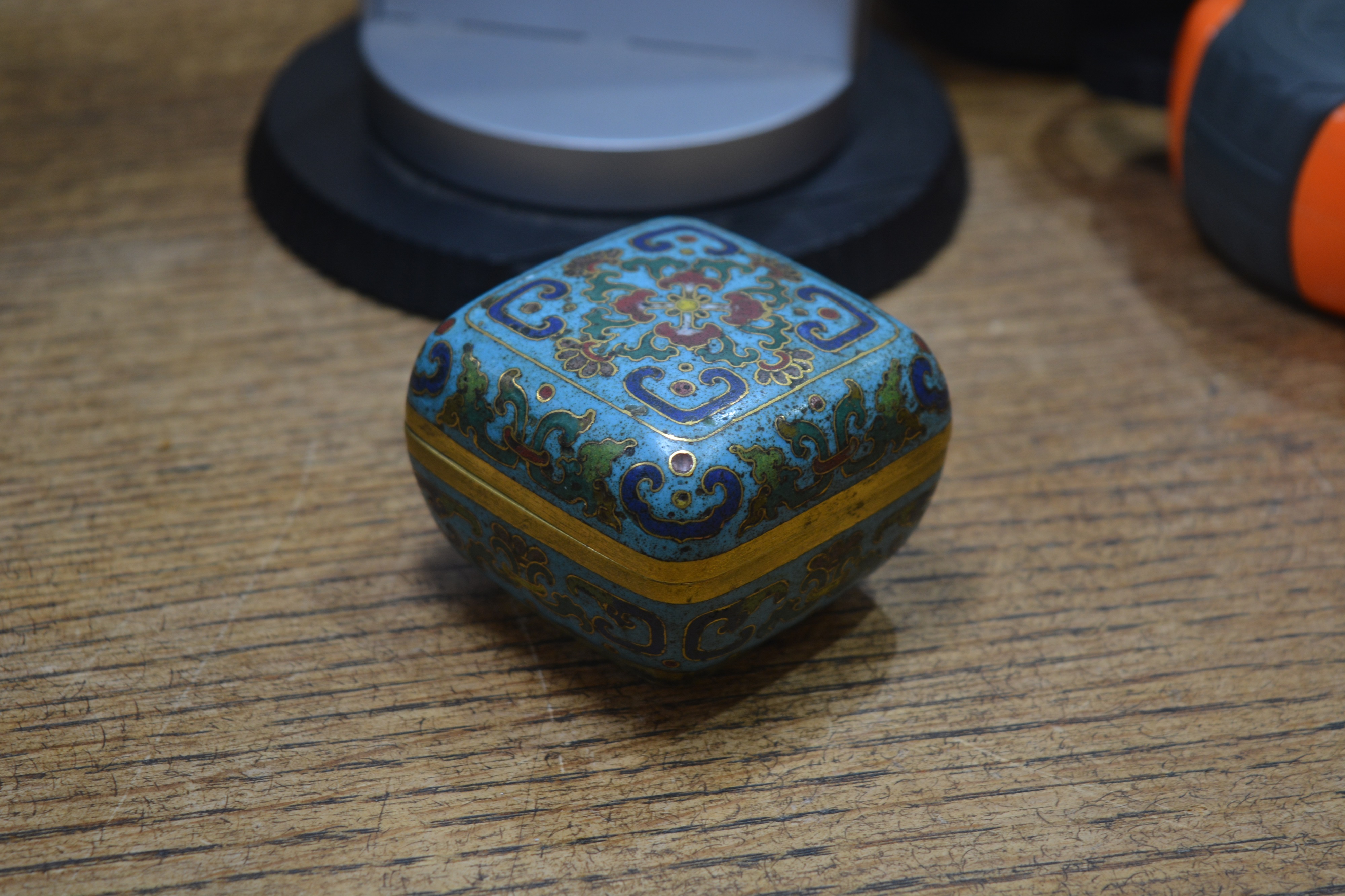 Cloisonné enamel small box Chinese, Qianlong square shaped square box with rounded sides, the - Image 8 of 21
