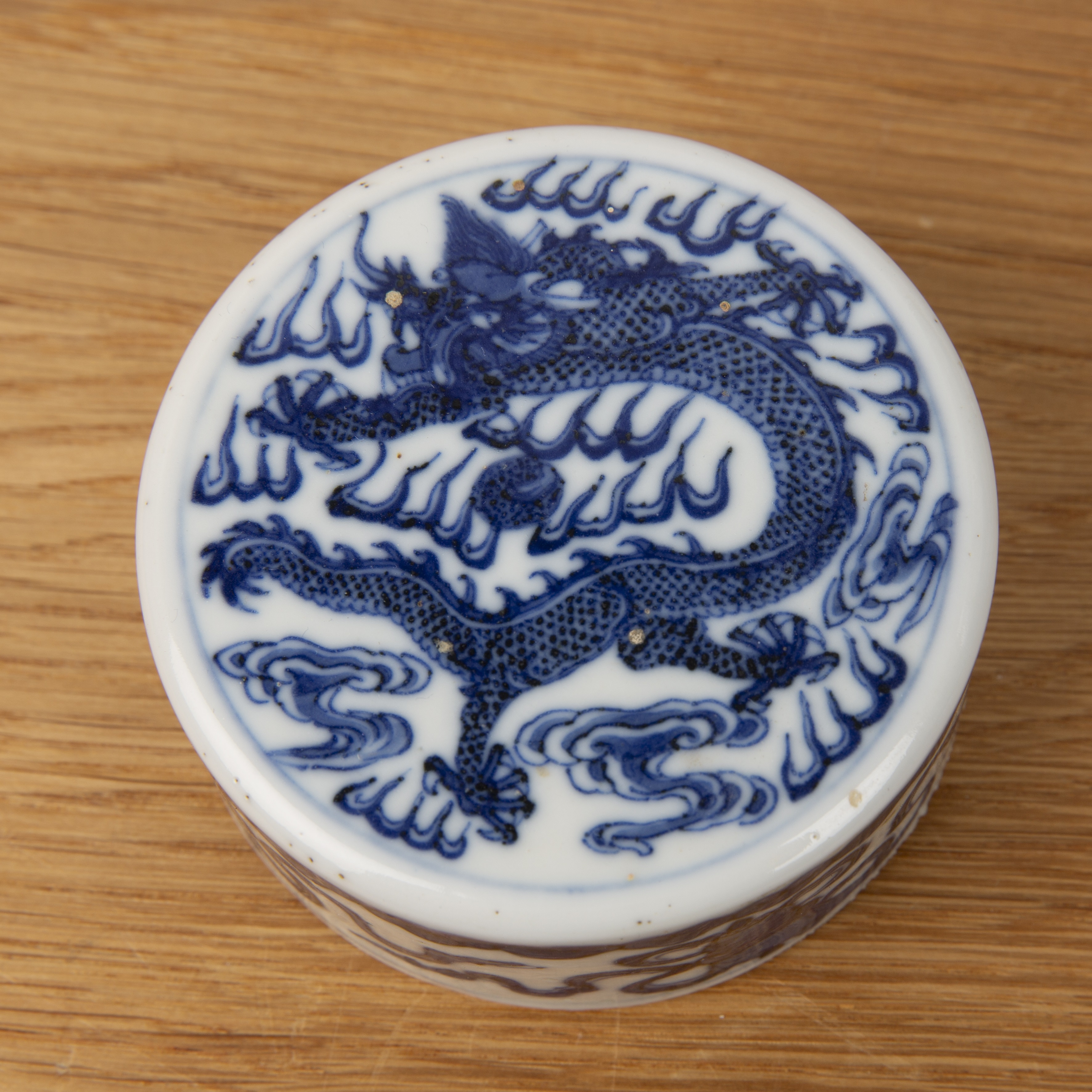 Ovoid blue and white vase and cover Chinese, 19th Century painted with a dragon and flaming - Image 4 of 4