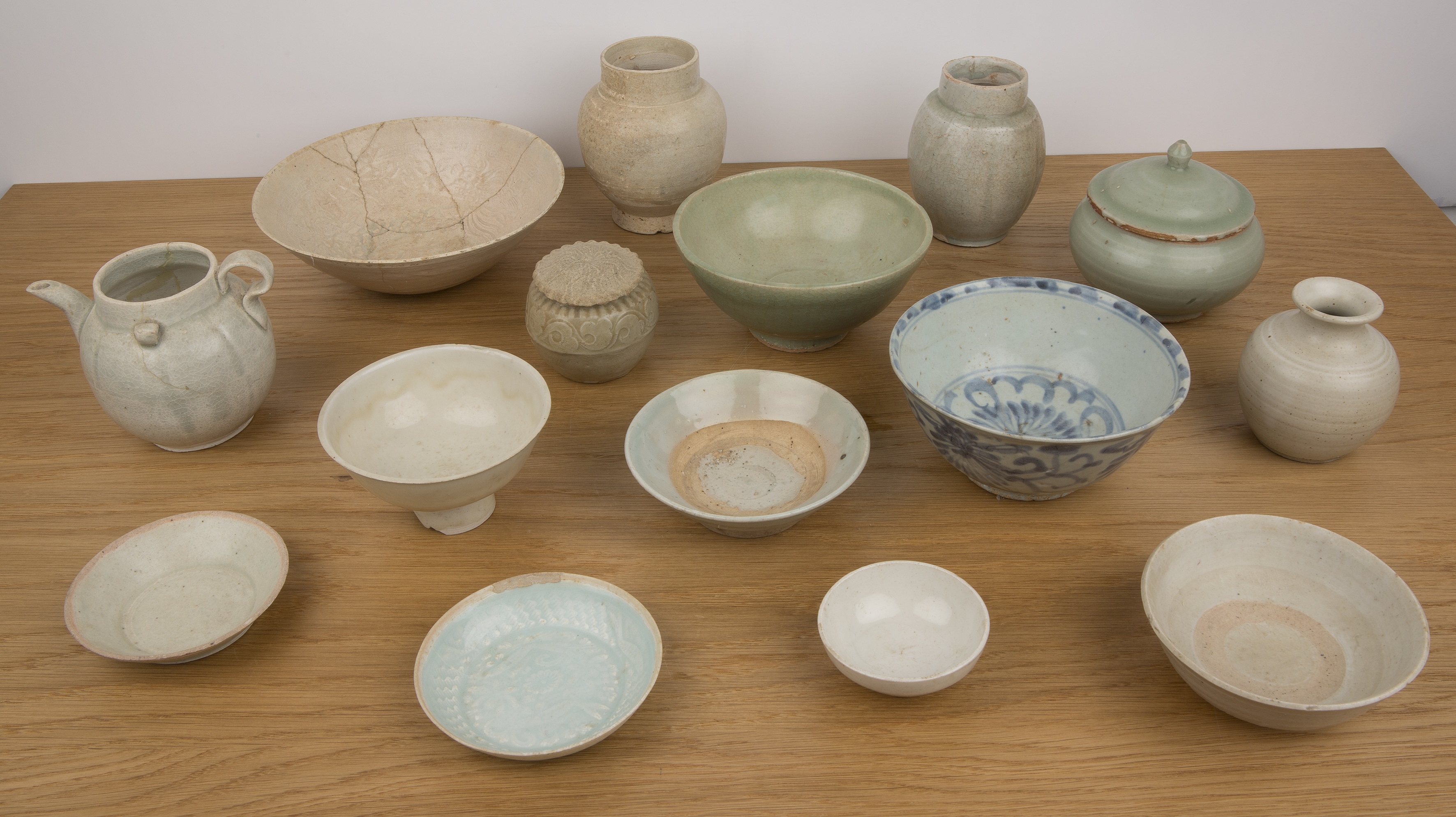 Group of stoneware and porcelain pieces Chinese, Song dynasty and later including, celadon, - Image 2 of 6