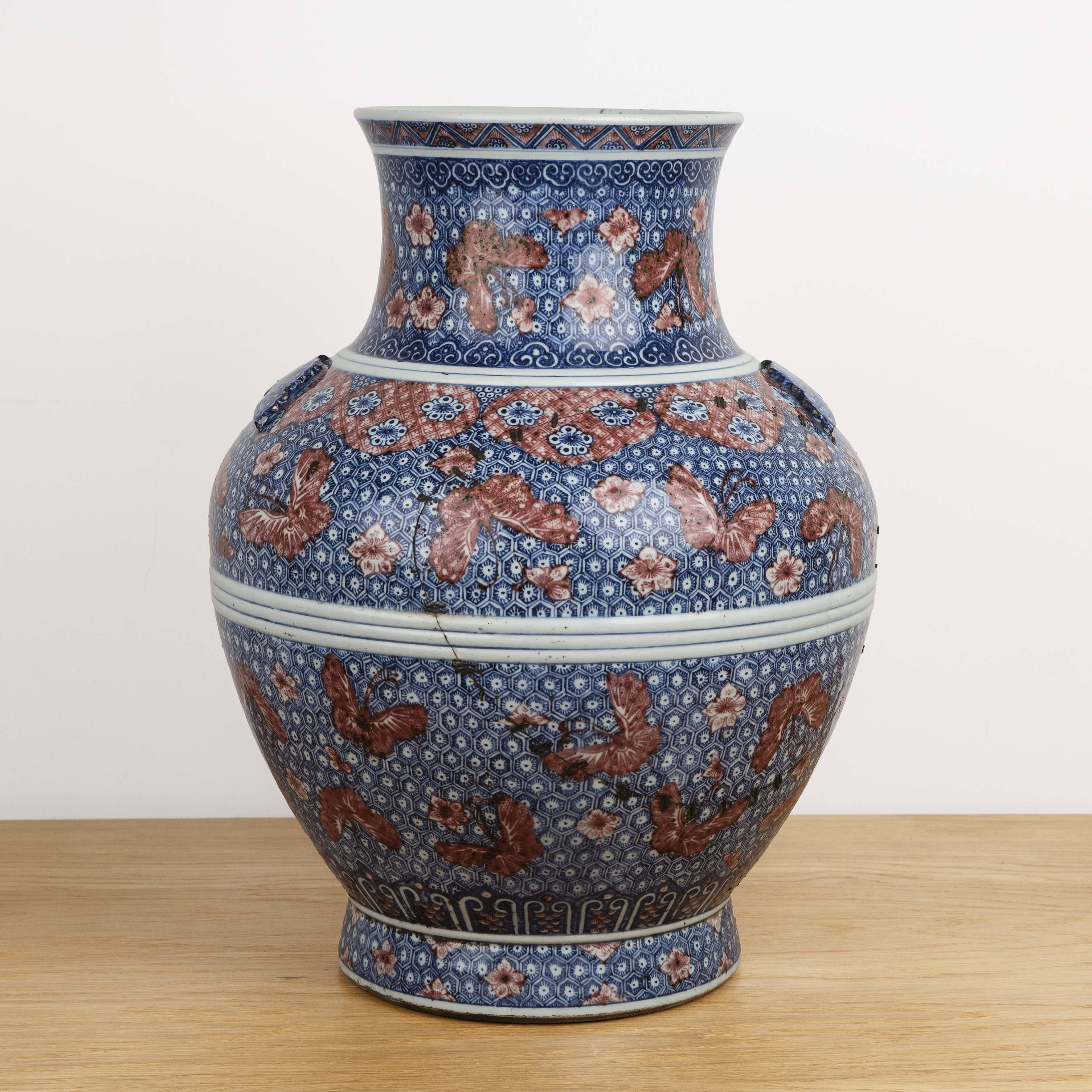 Large underglaze blue and copper-red porcelain vase Chinese, 18th Century of archaistic hu form with - Bild 2 aus 18