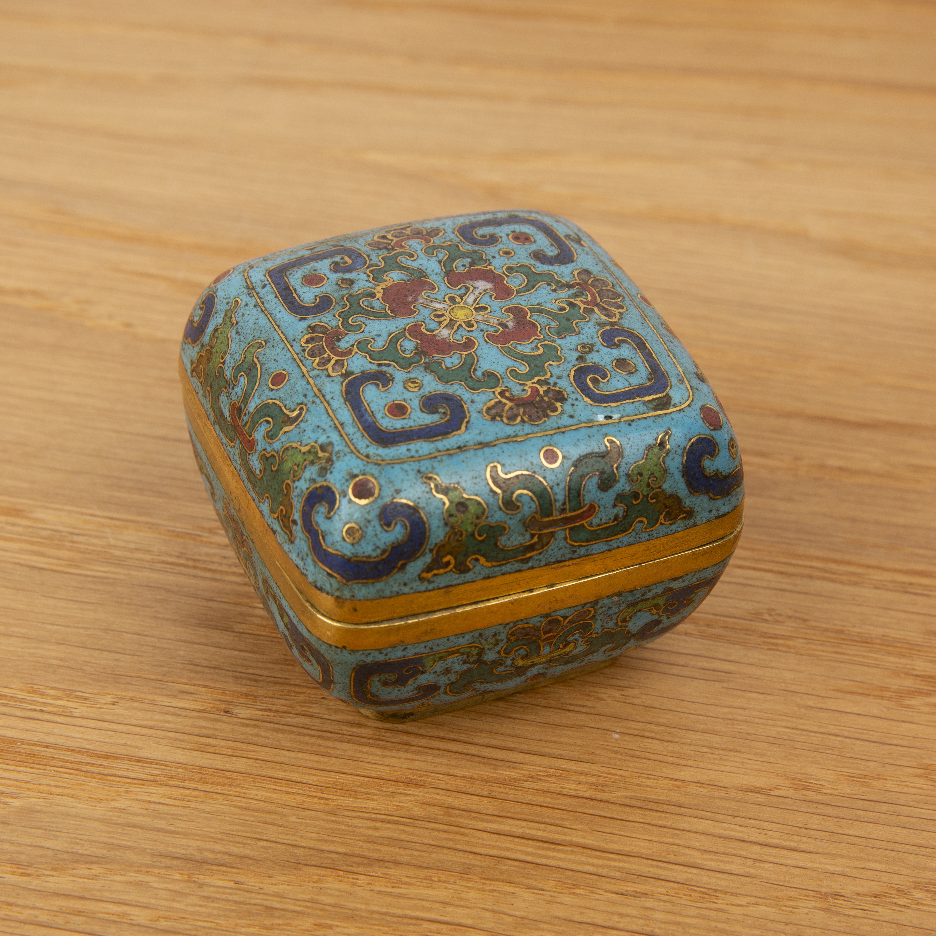 Cloisonné enamel small box Chinese, Qianlong square shaped square box with rounded sides, the