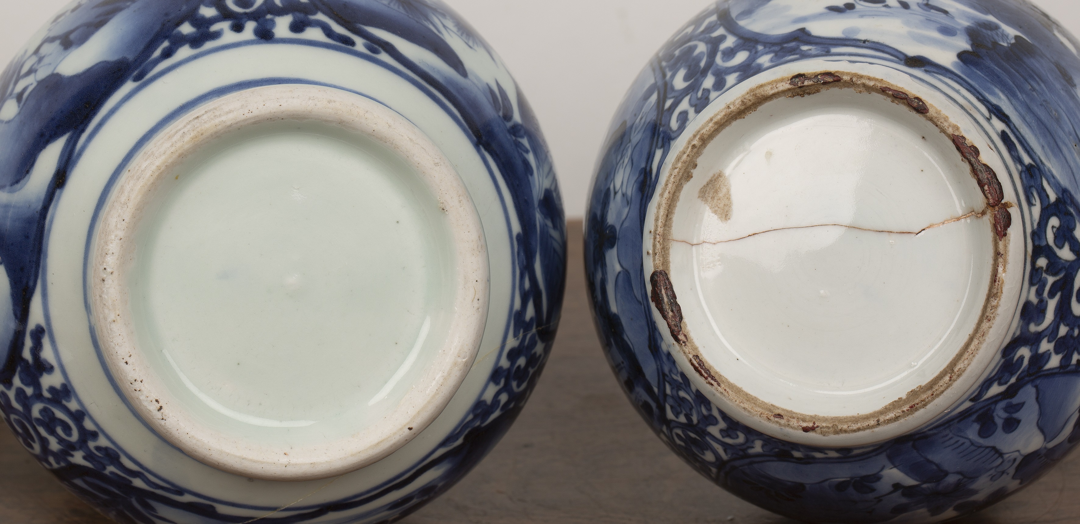 Blue and white porcelain Arita and a tankard Japanese, circa 1700 both with panels of landscape - Bild 5 aus 6